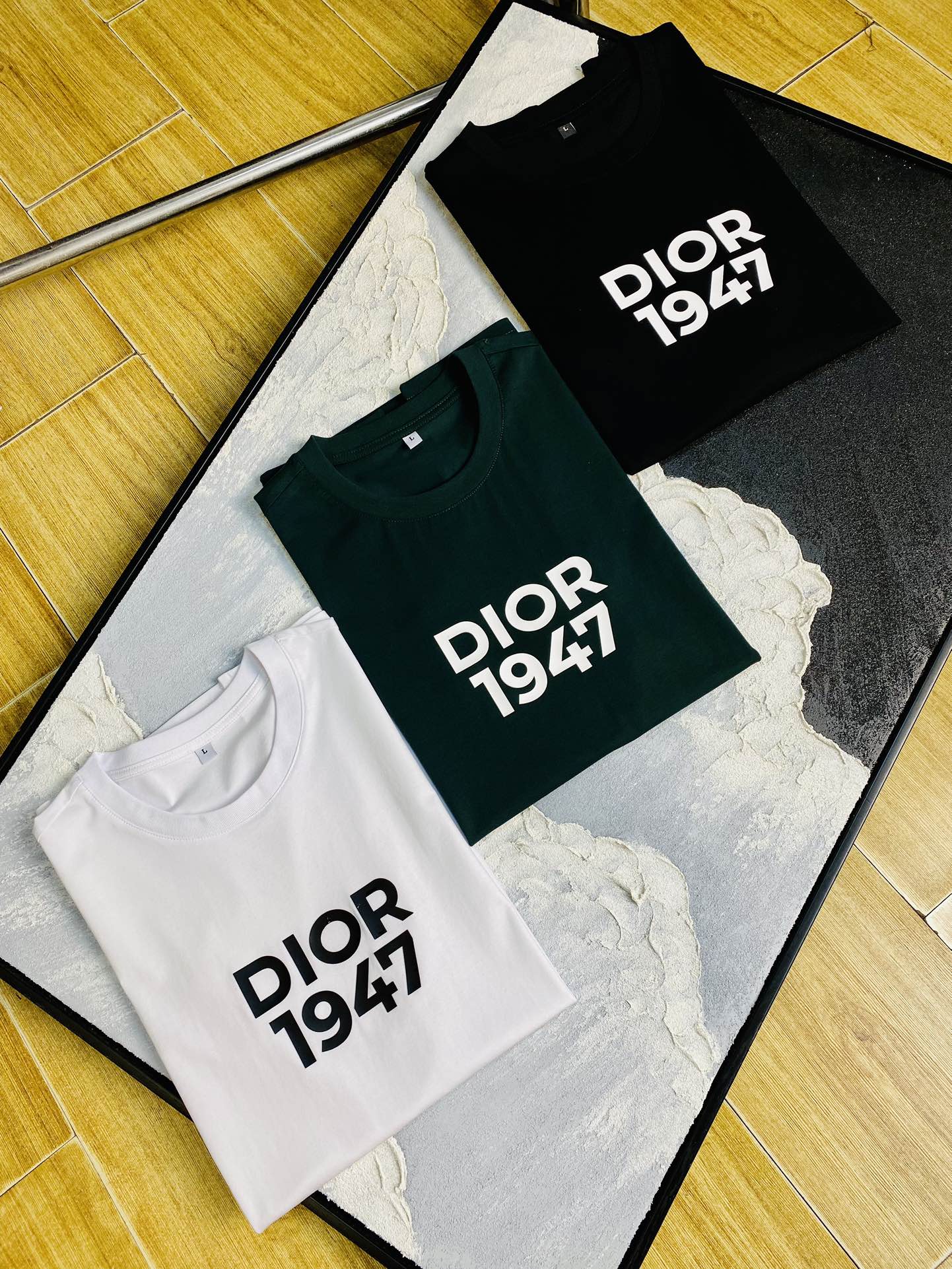 NO:513779,The same style on the official website can wear 205 catties Dior original single quality 2025 latest short-sleeved style selected counter custom-made top double mercerized cotton imported fabrics. All details are perfectly 100% replica of the original product. Original hardware. High-end customized auxiliary materials. Original original mark. Excellent upper body effect. Number of codes M-4XL,,dior,dior,T-shirt,alexander wang19860909官网同款可穿205斤 迪奥Dior 原单品质 2025最新款短袖 精选专柜订制顶级双丝光棉进口面料 所有细节做工完美1比1复刻 还原正品百分百 原版五金 高端订制辅料 原厂原标 上身效果超赞 码数 M-4XL,,dior,dior,T-shirt,alexander wang,Men's clothing