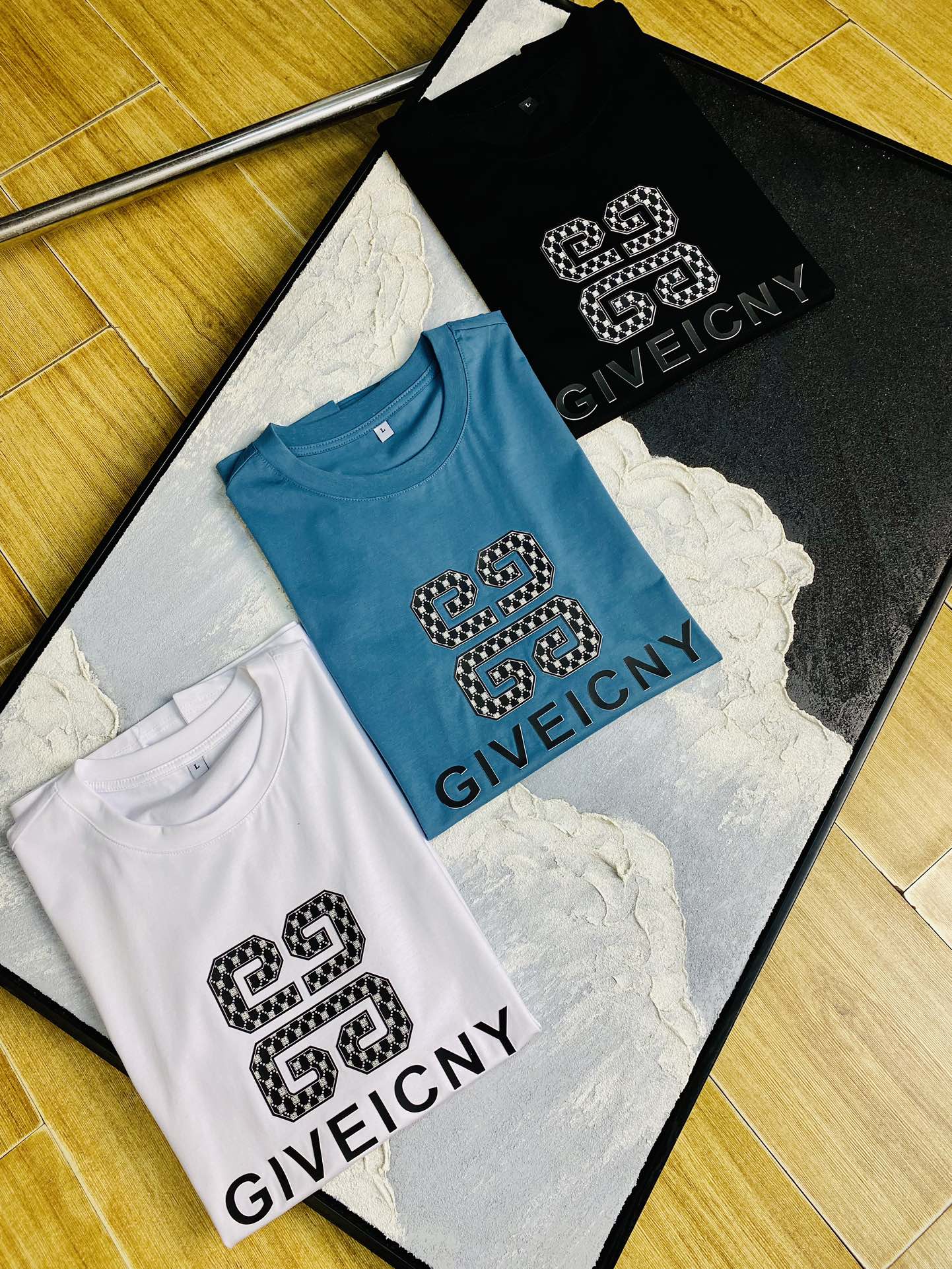 NO:513781,The same style on the official website can wear 205 catties. Givenchy Givenchy original single quality. The latest short-sleeved style of 2025. Selected counter customized top-grade double mercerized cotton imported fabric. All details are perfectly 100% replicated. Original hardware. High-end customized auxiliary materials. Original original mark. The upper body effect is excellent. Number of codes: M-4XL,, given, given, T-shirt, alexander wang.19860909官网同款可穿205斤 纪梵希Givenchy 原单品质 2025最新款短袖 精选专柜订制顶级双丝光棉进口面料 所有细节做工完美1比1复刻 还原正品百分百 原版五金 高端订制辅料 原厂原标 上身效果超赞 码数 M-4XL,,givenchy,givenchy,T-shirt,alexander wang,Men's clothing