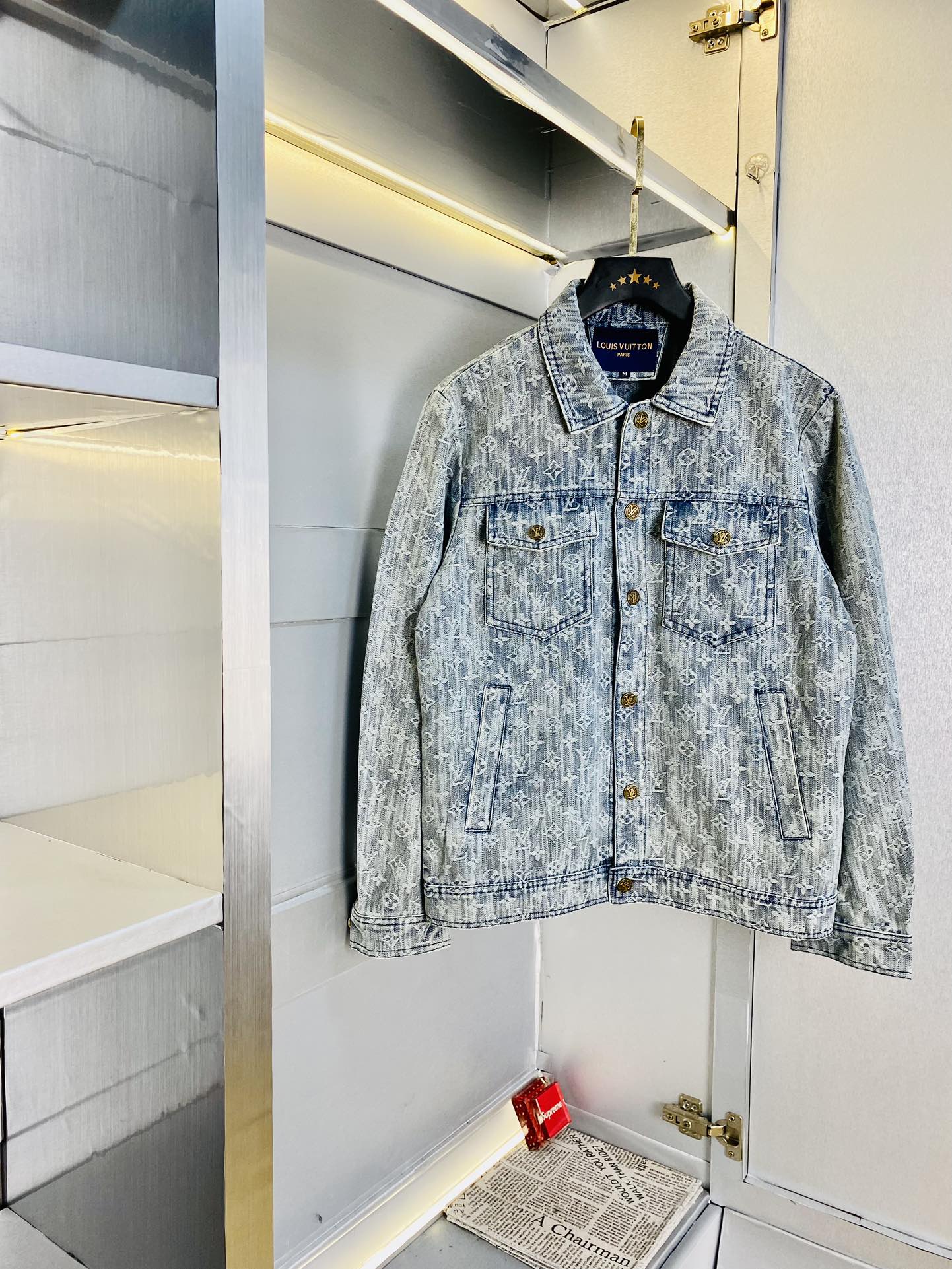 NO:133741,The original order of the official website can wear 190 catties Louis Vuitton Lv spring style!  New denim jacket denim jacket high-quality original fabric internet celebrity star style, mold opening custom hardware accessories, super versatile and beautiful jacket, non-market ordinary version, random comparison, absolutely guaranteed quality, color picture and color Size M-3XL,,louis vuitton,louis vuitton,jackets & coats,jackets & coats,alexander wang19860909官网原单货 可穿190斤路易威登Lv 春款！新款牛仔外套牛仔夹克 高版本高品质 原版面料网红明星同款 开模定制五金辅料 感非常舒服 超级百搭好看的一款外套 非市场普通版本 随意对比 品质绝对保证 颜色图色 尺码M-3XL,,louis vuitton,louis vuitton,jackets & coats,jackets & coats,alexander wang,Men's clothing