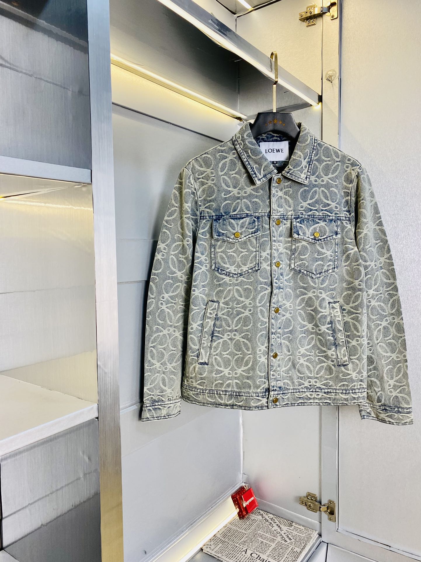 NO:133744,The original order of the official website can wear 190 catties Loewe Spring style!  New denim jacket, denim jacket, high-quality, original fabric, same style as internet celebrity, mold-opening custom hardware accessories, very comfortable, super versatile and beautiful jacket, non-market ordinary version, random comparison, absolutely guaranteed quality, color picture, size M-3XL,,loewe,loewe, jackets & coats,jackets & coats,alexander wang19860909官网原单货 可穿190斤罗意威Loewe 春款！新款牛仔外套牛仔夹克 高版本高品质 原版面料网红明星同款 开模定制五金辅料 感非常舒服 超级百搭好看的一款外套 非市场普通版本 随意对比 品质绝对保证 颜色图色 尺码M-3XL,,loewe,loewe,jackets & coats,jackets & coats,alexander wang,Men's clothing