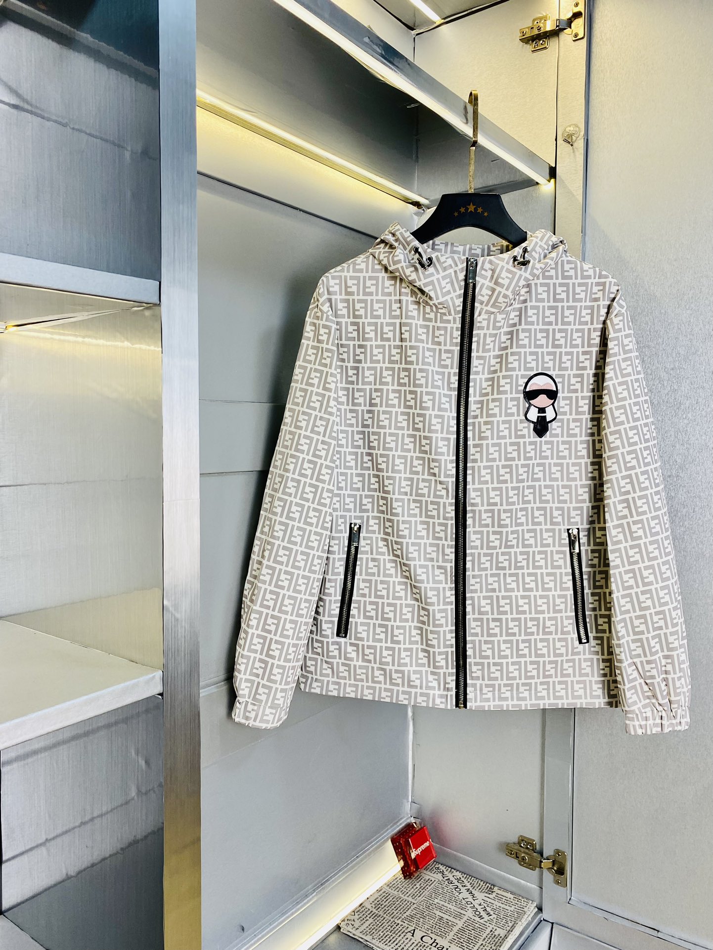 NO:133747,The original order of the official website can wear 190 catties Fendi Spring style!  New jacket, high-quality, original fabric, internet celebrity, same style, custom hardware and accessories for opening molds, very comfortable, super versatile, beautiful jacket, non-market, ordinary version, random comparison, absolutely guaranteed quality, color, color, size M-3XL,,fendi,fendi, jackets & coats, jackets & coats, alexander wang19860909官网原单货 可穿190斤芬迪Fendi 春款！新款外套夹克 高版本高品质 原版面料网红明星同款 开模定制五金辅料 感非常舒服 超级百搭好看的一款外套 非市场普通版本 随意对比 品质绝对保证 颜色图色 尺码M-3XL,,fendi,fendi,jackets & coats,jackets & coats,alexander wang,Men's clothing