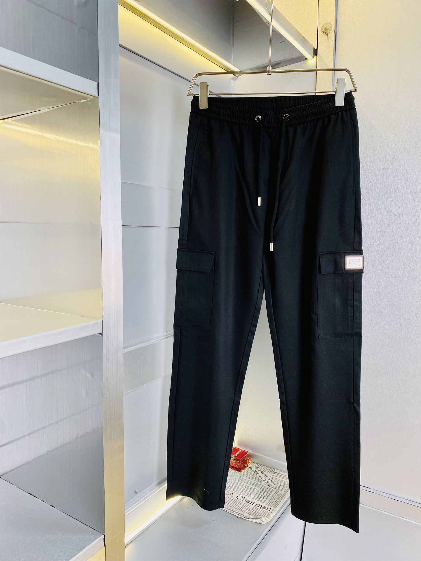 NO:132622,The original official website can wear 200 kilograms of Dolce & Gabbana DG Simple and fashionable Early spring sweatpants elastic pants casual pants tied straight pants wide-leg pants long pants very comfortable to wear, low-key and luxurious, very classy when worn, and there is no need to say much about the trouser style and cutting. The upper body is exquisite and vivid. The truly first-class quality is the real-class casual pants elastic pants sweatpants, which are made of Turkey cotton and produce the most famous tannin cloth. The quality is excellent, and the pants are heavy washing makes the pants very soft!  Straight-footed style, not picky, the upper body is absolutely stylish, the waist is inlaid with silver jewelry, extremely luxurious. Size: M-3XL, Dolce&Gabbana, Dolce&Gabbana, alexander wang19860909官网原单货 可穿200斤杜嘉班纳DG 简约时尚 早春款卫裤松紧裤休闲裤束直筒裤阔腿裤长裤身穿着非常舒适 低调不失奢华 穿出去非常有档次,裤型款式和裁剪亦无需多言 上身精致跃然.真正一等一顶级质料 真正殿堂级的休闲裤松紧裤卫裤,选用土耳其的棉花 生产出最有名的单宁布 品质卓然,经过重水洗使得裤子很柔软！直脚的版型 不挑人 上身绝对的有型 裤腰镶嵌银饰达人设计 极度奢华.码数:M-3XL,,Dolce&Gabbana,Dolce&Gabbana,alexander wang,Men's clothing