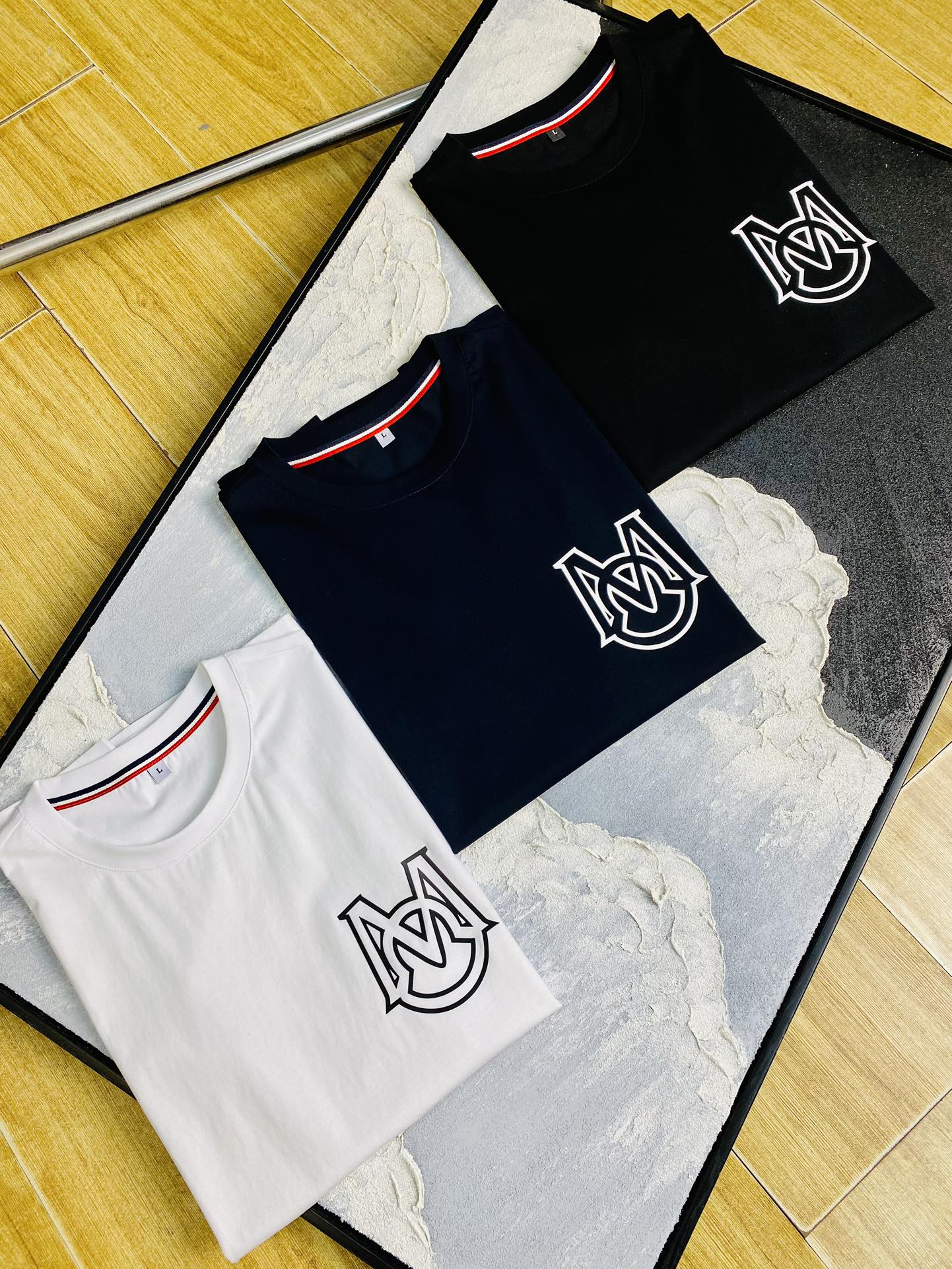 NO:474822,The same style on the official website can wear 205 catties. The original single quality of the masked Moncler 2025 latest short-sleeved style. Selected counter customized top-grade double mercerized cotton imported fabric. All details are perfectly 100% replicated. Original hardware. High-end customized auxiliary materials. Original original mark. The upper body effect is excellent. Number of codes: M-4XL,,Moncler,T-shirt,alexander wang.19860909官网同款可穿205斤 蒙口Moncler原单品质 2025最新款短袖 精选专柜订制顶级双丝光棉进口面料 所有细节做工完美1比1复刻 还原正品百分百 原版五金 高端订制辅料 原厂原标 上身效果超赞 码数 M-4XL,,Moncler,T-shirt,alexander wang,Men's clothing