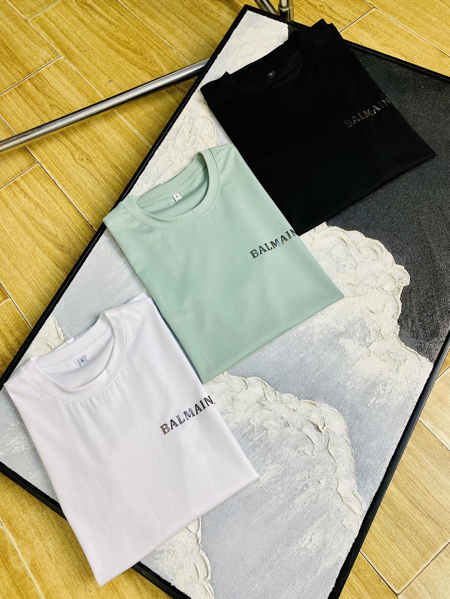 NO:446755,The same style on the official website can wear 205 catties. Balmain original single quality. The latest short-sleeved style. Selected counter customized top-grade double mercerized cotton imported fabric. All details are perfectly 100% replicated. Original hardware. High-end customized auxiliary materials. Original original mark. The upper body effect is excellent. Number of codes. M-4XL,,balmain,balmain,T-shirt,alexander wang.19860909官网同款可穿205斤 巴尔曼Balmain 原单品质 最新款短袖 精选专柜订制顶级双丝光棉进口面料 所有细节做工完美1比1复刻 还原正品百分百 原版五金 高端订制辅料 原厂原标 上身效果超赞 码数 M-4XL,,balmain,balmain,T-shirt,alexander wang,Men's clothing