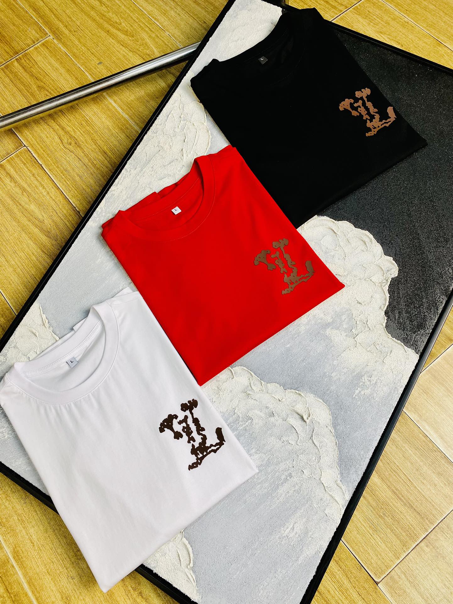 NO:427209,The same style on the official website can wear 205 catties Louis Vuitton Lv Original single quality Latest short sleeves Selected counter custom-made top double mercerized cotton imported fabrics All details are perfectly 1 to 1 replicate, restore the authentic 100% original hardware High-end custom auxiliary materials Original factory original standard The upper body effect is excellent Number of codes M-4XL,,louis vuitton,louis vuitton,T-shirt,alexander wang19860909官网同款可穿205斤 路易威登Lv 原单品质 最新款短袖 精选专柜订制顶级双丝光棉进口面料 所有细节做工完美1比1复刻 还原正品百分百 原版五金 高端订制辅料 原厂原标 上身效果超赞 码数 M-4XL,,louis vuitton,louis vuitton,T-shirt,alexander wang,Men's clothing