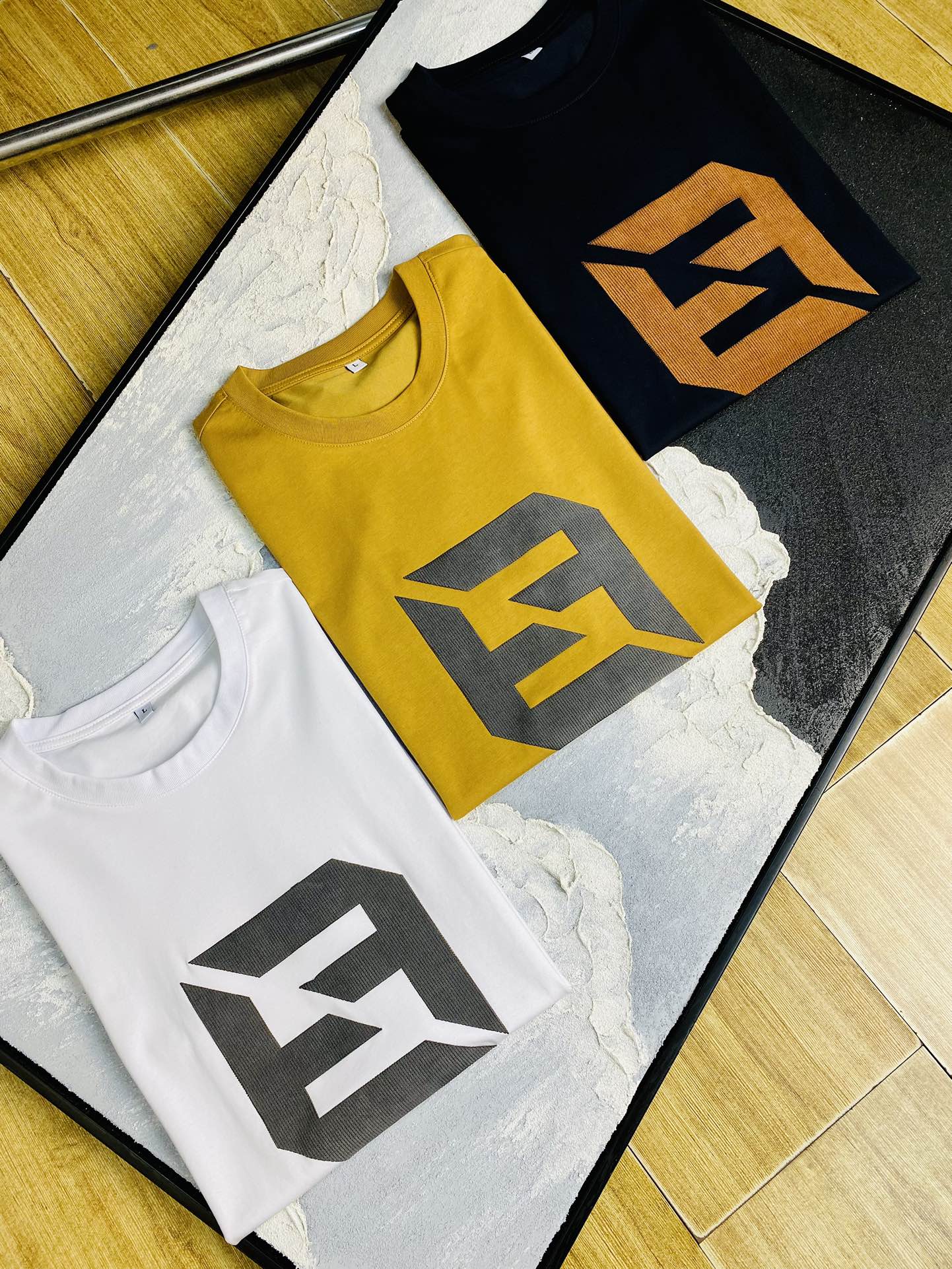 NO:474826,The same style on the official website can wear 205 catties. Fendi Fendi original single quality. The latest short-sleeved style of 2025. Selected counter customized top-grade double mercerized cotton imported fabric. All details are perfectly 100% replicated. Original hardware. High-end customized auxiliary materials. Original original mark. The upper body effect is excellent. Number of codes: M-4XL,,fendi,fendi,T-shirt,alexander wang.19860909官网同款可穿205斤 芬迪Fendi 原单品质 2025最新款短袖 精选专柜订制顶级双丝光棉进口面料 所有细节做工完美1比1复刻 还原正品百分百 原版五金 高端订制辅料 原厂原标 上身效果超赞 码数 M-4XL,,fendi,fendi,T-shirt,alexander wang,Men's clothing