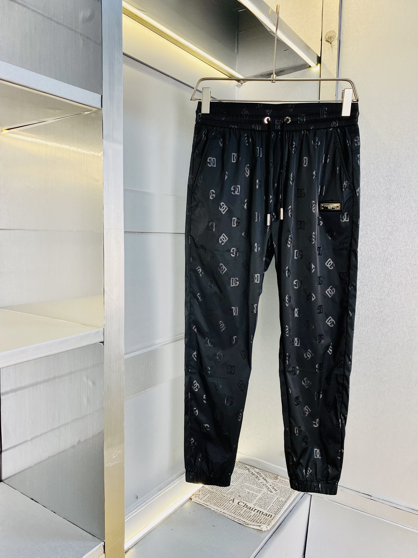 NO:128906,The original official website can wear 220 kilograms of Dolce & Gabbana DG Simple and fashionable Early spring casual pants, sweatpants, wardrobe elastic pants, trousers, trousers, cropped pants, very comfortable to wear, low-key and luxurious, very classy when worn, and there is no need to say much about the style and cutting of the pants. The upper body is exquisite and vivid. The truly first-class material. The truly palace-level casual pants elastic pants are made of Turkish cotton to produce the most famous tannin cloth. The quality is excellent, and the pants are soft after heavy washing!  Straight-footed style, not picky, absolutely stylish, expert design, extremely luxurious. Number of codes: M-4XL, Dolce & Gabbana, Dolce & Gabbana, alexander wang19860909官网原单货 可穿220斤杜嘉班纳DG 简约时尚 早春款休闲裤运动裤卫裤松紧裤束脚裤九分裤身穿着非常舒适 低调不失奢华 穿出去非常有档次,裤型款式和裁剪亦无需多言 上身精致跃然.真正一等一顶级质料 真正殿堂级的休闲裤松紧裤,选用土耳其的棉花 生产出最有名的单宁布 品质卓然,经过重水洗使得裤子很柔软！直脚的版型 不挑人 上身绝对的有型 达人设计 极度奢华.码数:M-4XL,,Dolce&Gabbana,Dolce&Gabbana,alexander wang,Men's clothing