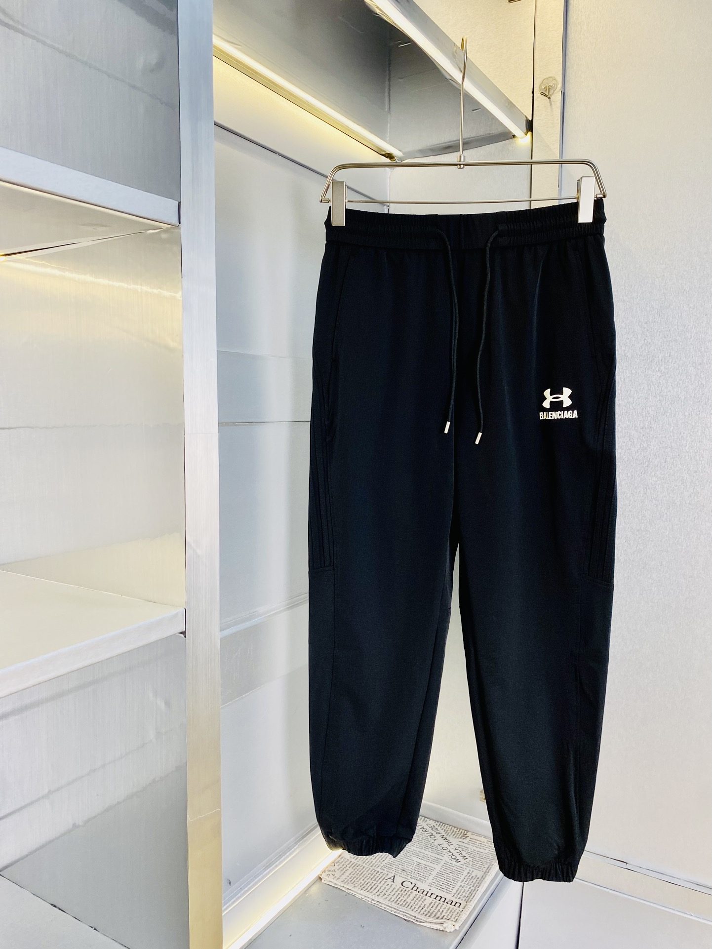 NO:128912,The original official website can wear 220 kilograms of Balenciaga. Simple and fashionable. Early spring casual pants, sweatpants, wardrobe elastic pants, trousers, trousers, cropped pants, very comfortable to wear, low-key and luxurious, very classy when worn, and there is no need to say much about the style and cutting of the pants. The upper body is exquisite and vivid. The truly first-class quality is the real-class casual pants, elastic pants, and the choice of Turkish cotton to produce the most famous tannin cloth. The quality is excellent, and the pants are soft after heavy washing!  Straight-footed style, not picky, absolutely stylish, expert design, extremely luxurious. Number of codes: M-4XL, balenciaga, balenciaga, alexander wang19860909官网原单货 可穿220斤巴黎世家Balenciaga 简约时尚 早春款休闲裤运动裤卫裤松紧裤束脚裤九分裤身穿着非常舒适 低调不失奢华 穿出去非常有档次,裤型款式和裁剪亦无需多言 上身精致跃然.真正一等一顶级质料 真正殿堂级的休闲裤松紧裤,选用土耳其的棉花 生产出最有名的单宁布 品质卓然,经过重水洗使得裤子很柔软！直脚的版型 不挑人 上身绝对的有型 达人设计 极度奢华.码数:M-4XL,,balenciaga,balenciaga,alexander wang,Men's clothing