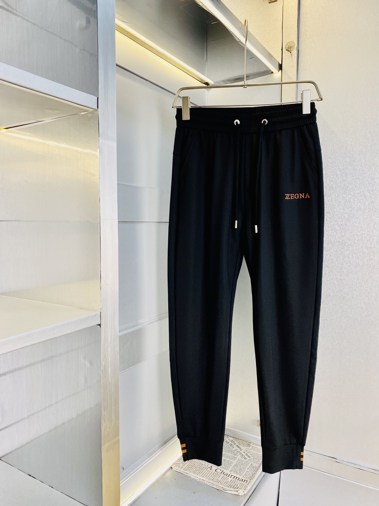 NO:128915,The original official website can wear 220 kilograms of ZEGNA simple and fashionable early spring casual pants sweatpants wardrobe elastic pants trousers trousers cropped pants very comfortable to wear, low-key and luxurious, very classy when worn, and there is no need to say much about the style and cutting of the pants. The upper body is exquisite and vivid. The truly first-class quality is the real-class casual pants elastic pants, which are made of Turkey's cotton, and produce the most famous tannin cloth. The quality is excellent, and the pants are soft after heavy washing!  Straight-footed style, not picky, absolutely stylish, expert design, extremely luxurious. Number of sizes: M-4XL, zegna, alexander wang19860909官网原单货 可穿220斤杰尼亚ZEGNA 简约时尚 早春款休闲裤运动裤卫裤松紧裤束脚裤九分裤身穿着非常舒适 低调不失奢华 穿出去非常有档次,裤型款式和裁剪亦无需多言 上身精致跃然.真正一等一顶级质料 真正殿堂级的休闲裤松紧裤,选用土耳其的棉花 生产出最有名的单宁布 品质卓然,经过重水洗使得裤子很柔软！直脚的版型 不挑人 上身绝对的有型 达人设计 极度奢华.码数:M-4XL,,zegna,alexander wang,Men's clothing