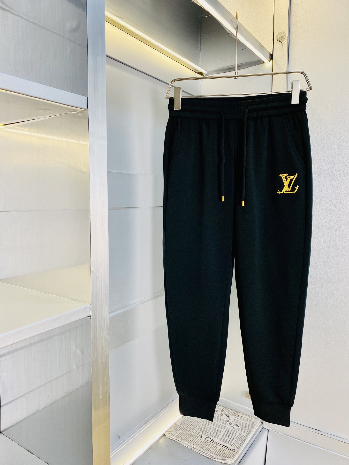 NO:128918,The original official website can wear 220 kilograms of Louis Vuitton Lv. Simple and fashionable Early spring casual pants, sweatpants, wardrobe elastic pants, trousers, trousers, cropped pants, very comfortable to wear, low-key and luxurious, very classy when worn, and there is no need to say much about the style and cutting of the pants. The upper body is exquisite and vivid. The truly first-class material. The truly palace-level casual pants, elastic pants, are made of Turkey's cotton, produce the most famous tannin cloth. The quality is excellent, and the pants are soft after heavy washing!  Straight-footed style, not picky, absolutely stylish, expert design, extremely luxurious. Number of codes: M-4XL, louis vuitton, louis vuitton, alexander wang19860909官网原单货 可穿220斤路易威登Lv 简约时尚 早春款休闲裤运动裤卫裤松紧裤束脚裤九分裤身穿着非常舒适 低调不失奢华 穿出去非常有档次,裤型款式和裁剪亦无需多言 上身精致跃然.真正一等一顶级质料 真正殿堂级的休闲裤松紧裤,选用土耳其的棉花 生产出最有名的单宁布 品质卓然,经过重水洗使得裤子很柔软！直脚的版型 不挑人 上身绝对的有型 达人设计 极度奢华.码数:M-4XL,,louis vuitton,louis vuitton,alexander wang,Men's clothing