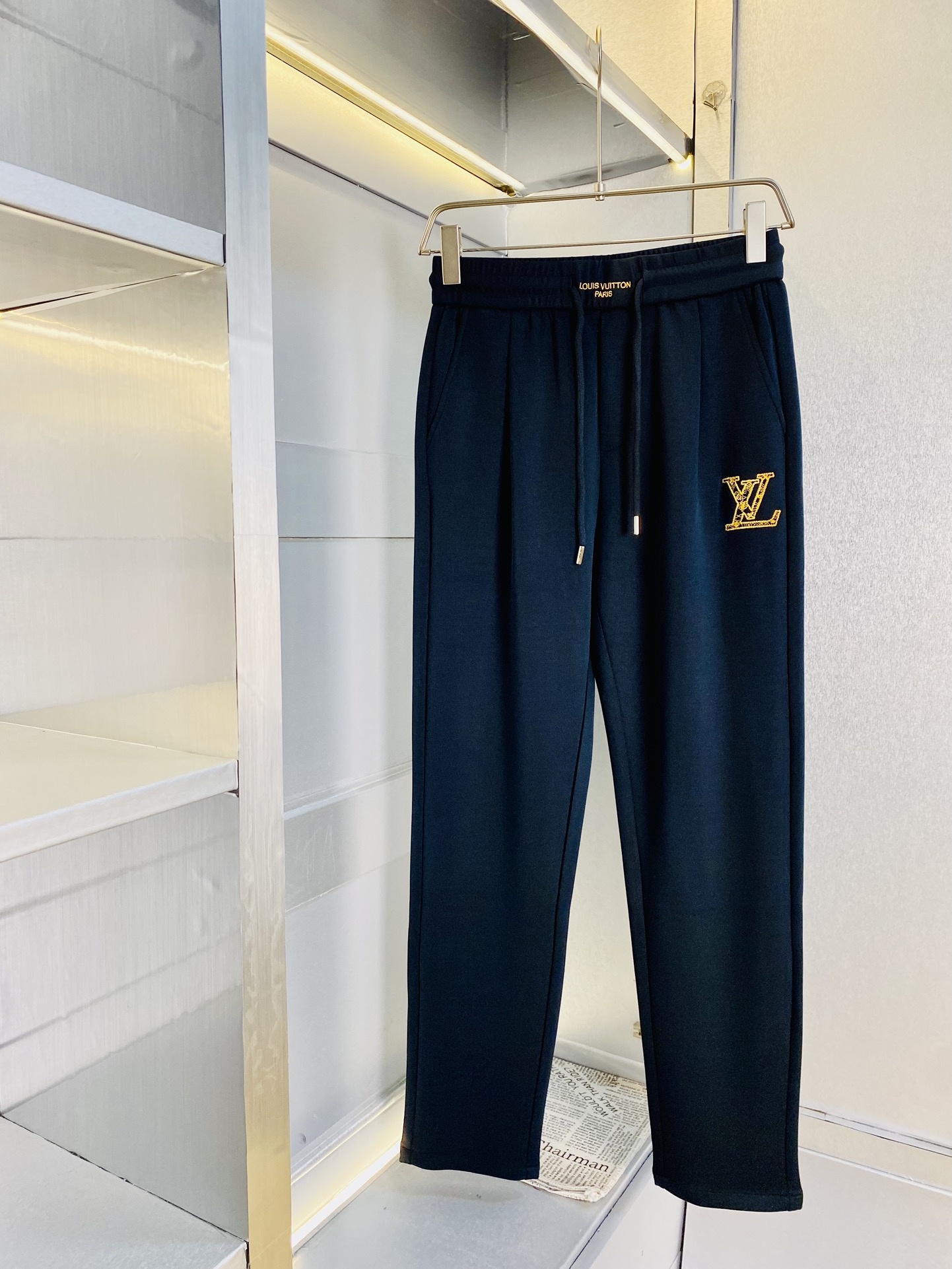 NO:133765,The original official website can wear 220 kilograms of Louis Vuitton Lv. Simple and fashionable Early spring casual pants, sweatpants, wardrobe elastic pants, wide-leg pants, long pants, very comfortable to wear, low-key and luxurious, very classy when worn, and there is no need to say much about the trousers and cuts. The upper body is exquisite and vivid. The truly first-class material. The truly palace-grade casual pants, elastic pants, uses Turkish cotton, produces the most famous tannin cloth. The quality is excellent, and the pants are soft after heavy washing!  Straight-footed style, not picky, absolutely stylish, expert design, extremely luxurious. Number of codes: M-4XL, louis vuitton, louis vuitton, alexander wang19860909官网原单货 可穿220斤路易威登Lv 简约时尚 早春款休闲裤运动裤卫裤松紧裤阔腿裤长裤身穿着非常舒适 低调不失奢华 穿出去非常有档次,裤型款式和裁剪亦无需多言 上身精致跃然.真正一等一顶级质料 真正殿堂级的休闲裤松紧裤,选用土耳其的棉花 生产出最有名的单宁布 品质卓然,经过重水洗使得裤子很柔软！直脚的版型 不挑人 上身绝对的有型 达人设计 极度奢华.码数:M-4XL,,louis vuitton,louis vuitton,alexander wang,Men's clothing