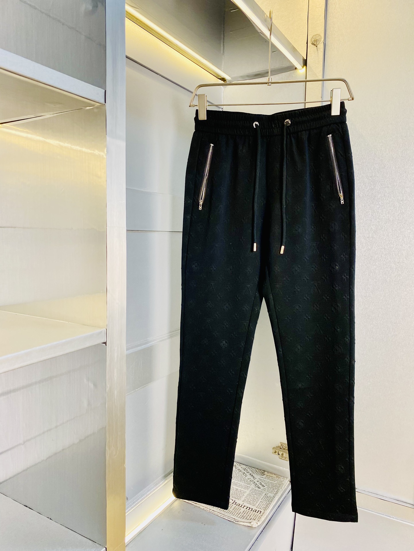 NO:128921,Dark pattern jacquard style!  The original official website can wear 220 kilograms of Louis Vuitton Lv. Simple and fashionable Early spring casual pants, sweatpants, wardrobe elastic pants, wide-leg pants, long pants, very comfortable to wear, low-key and luxurious, very classy when worn, and there is no need to say much about the trousers and cuts. The upper body is exquisite and vivid. The truly first-class material. The truly palace-grade casual pants, elastic pants, uses Turkish cotton, produces the most famous tannin cloth. The quality is excellent, and the pants are soft after heavy washing!  Straight-footed style, not picky, absolutely stylish, expert design, extremely luxurious. Number of codes: M-4XL, louis vuitton, louis vuitton, alexander wang19860909暗纹提花款！ 官网原单货 可穿220斤路易威登Lv 简约时尚 早春款休闲裤运动裤卫裤松紧裤阔腿裤长裤身穿着非常舒适 低调不失奢华 穿出去非常有档次,裤型款式和裁剪亦无需多言 上身精致跃然.真正一等一顶级质料 真正殿堂级的休闲裤松紧裤,选用土耳其的棉花 生产出最有名的单宁布 品质卓然,经过重水洗使得裤子很柔软！直脚的版型 不挑人 上身绝对的有型 达人设计 极度奢华.码数:M-4XL,,louis vuitton,louis vuitton,alexander wang,Men's clothing