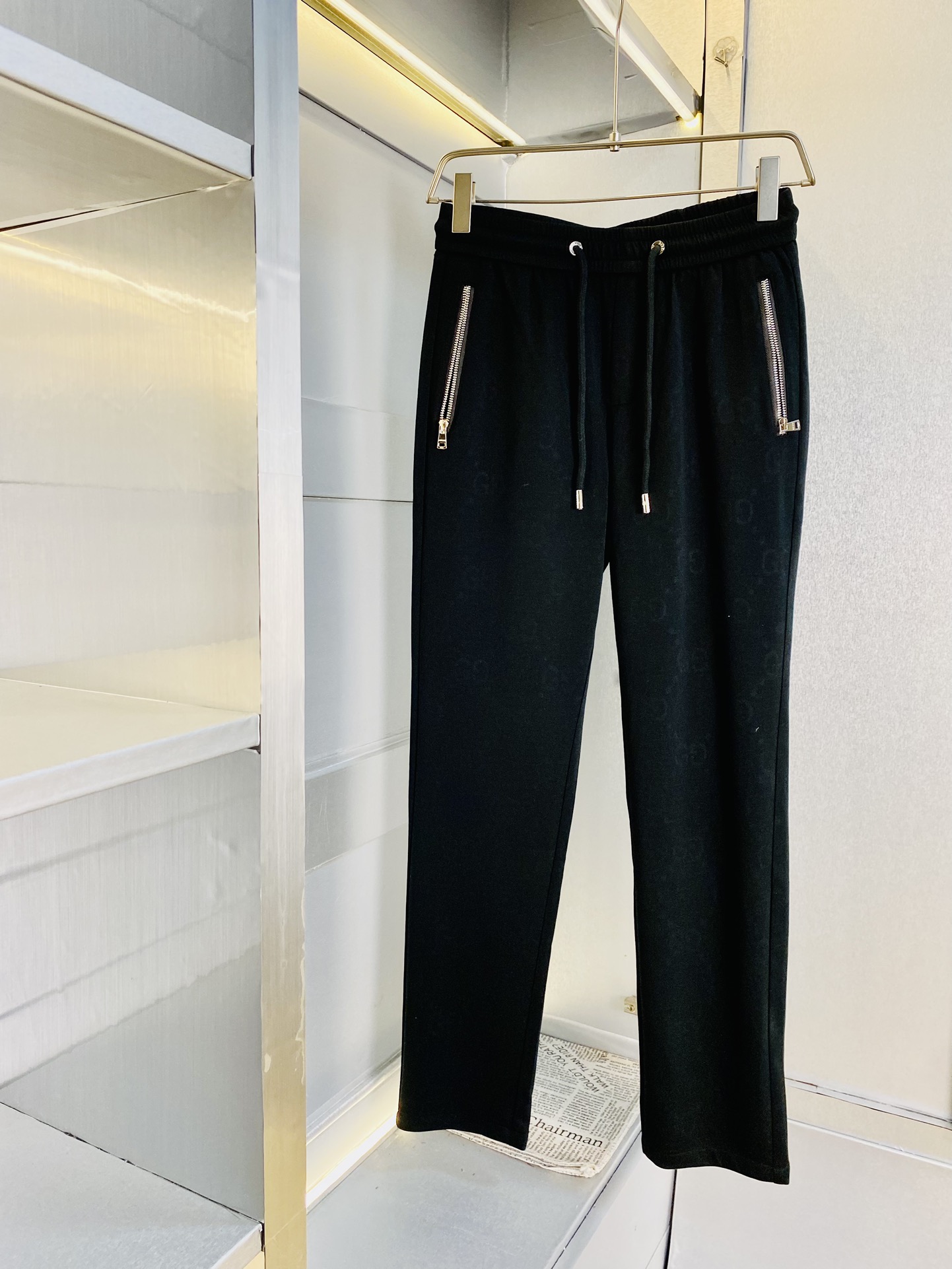 NO:133759,Dark pattern jacquard style!  The original official website can wear 220 kilograms of Gucci. Simple and fashionable. Early spring casual pants, sweatpants, wardrobe elastic pants, wide-leg pants, long pants, very comfortable to wear, low-key and luxurious, very classy when worn, and there is no need to say much about the trousers and cuts. The upper body is exquisite and vivid. The truly first-class material. The truly palace-level casual pants, elastic pants, are made of Turkish cotton, produce the most famous tannin cloth. The quality is excellent, and the pants are soft after heavy washing!  Straight-footed style, not picky, absolutely stylish, expert design, extremely luxurious. Number of codes: M-4XL, gucci, alexander wang19860909暗纹提花款！ 官网原单货 可穿220斤古奇Gucci 简约时尚 早春款休闲裤运动裤卫裤松紧裤阔腿裤长裤身穿着非常舒适 低调不失奢华 穿出去非常有档次,裤型款式和裁剪亦无需多言 上身精致跃然.真正一等一顶级质料 真正殿堂级的休闲裤松紧裤,选用土耳其的棉花 生产出最有名的单宁布 品质卓然,经过重水洗使得裤子很柔软！直脚的版型 不挑人 上身绝对的有型 达人设计 极度奢华.码数:M-4XL,,gucci,alexander wang,Men's clothing