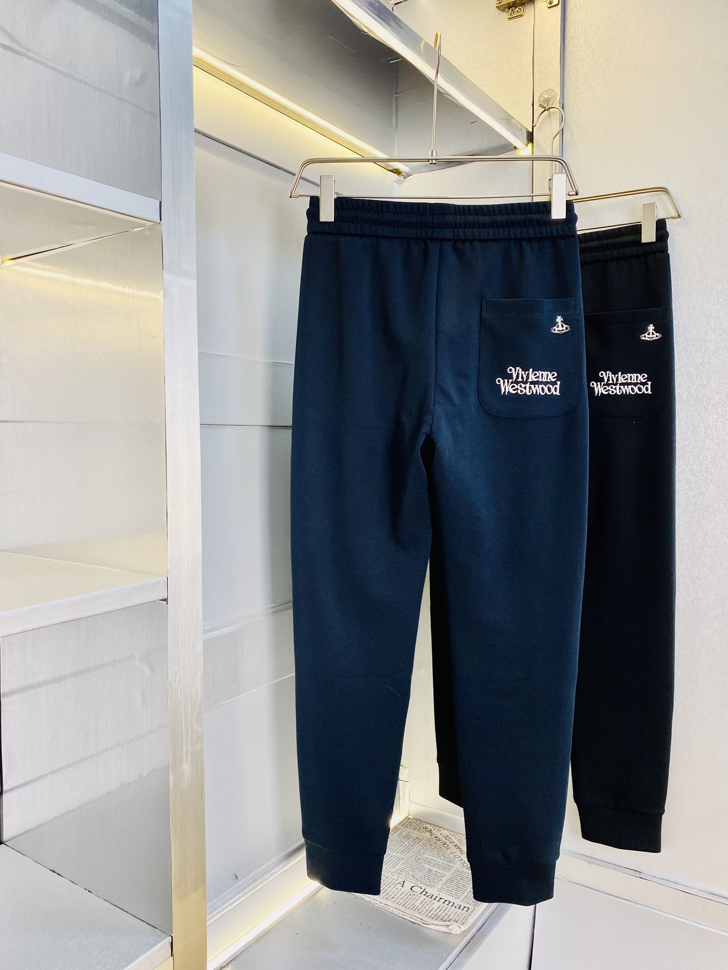 NO:133767,The original official website can wear 220 kilograms of Queen Mother Vivienne, simple and fashionable. Early spring casual pants, sweatpants, hoodies, loose trousers, cropped pants, and cropped pants, very comfortable to wear, low-key and luxurious, very classy when worn, and there is no need to say much about the style and cutting of the pants. The upper body is exquisite and vivid. The truly first-class material. The truly palace-level casual pants elastic pants are made of Turkish cotton to produce the most famous tannin cloth. The quality is excellent, and the pants are soft after heavy washing!  Straight-footed style, not picky, absolutely stylish, expert design, extremely luxurious. Number of sizes: M-4XL, alexander wang19860909官网原单货 可穿220斤西太后Vivienne维维安 简约时尚 早春款休闲裤运动裤卫裤松束脚裤九分裤身穿着非常舒适 低调不失奢华 穿出去非常有档次,裤型款式和裁剪亦无需多言 上身精致跃然.真正一等一顶级质料 真正殿堂级的休闲裤松紧裤,选用土耳其的棉花 生产出最有名的单宁布 品质卓然,经过重水洗使得裤子很柔软！直脚的版型 不挑人 上身绝对的有型 达人设计 极度奢华.码数:M-4XL,,alexander wang,Men's clothing