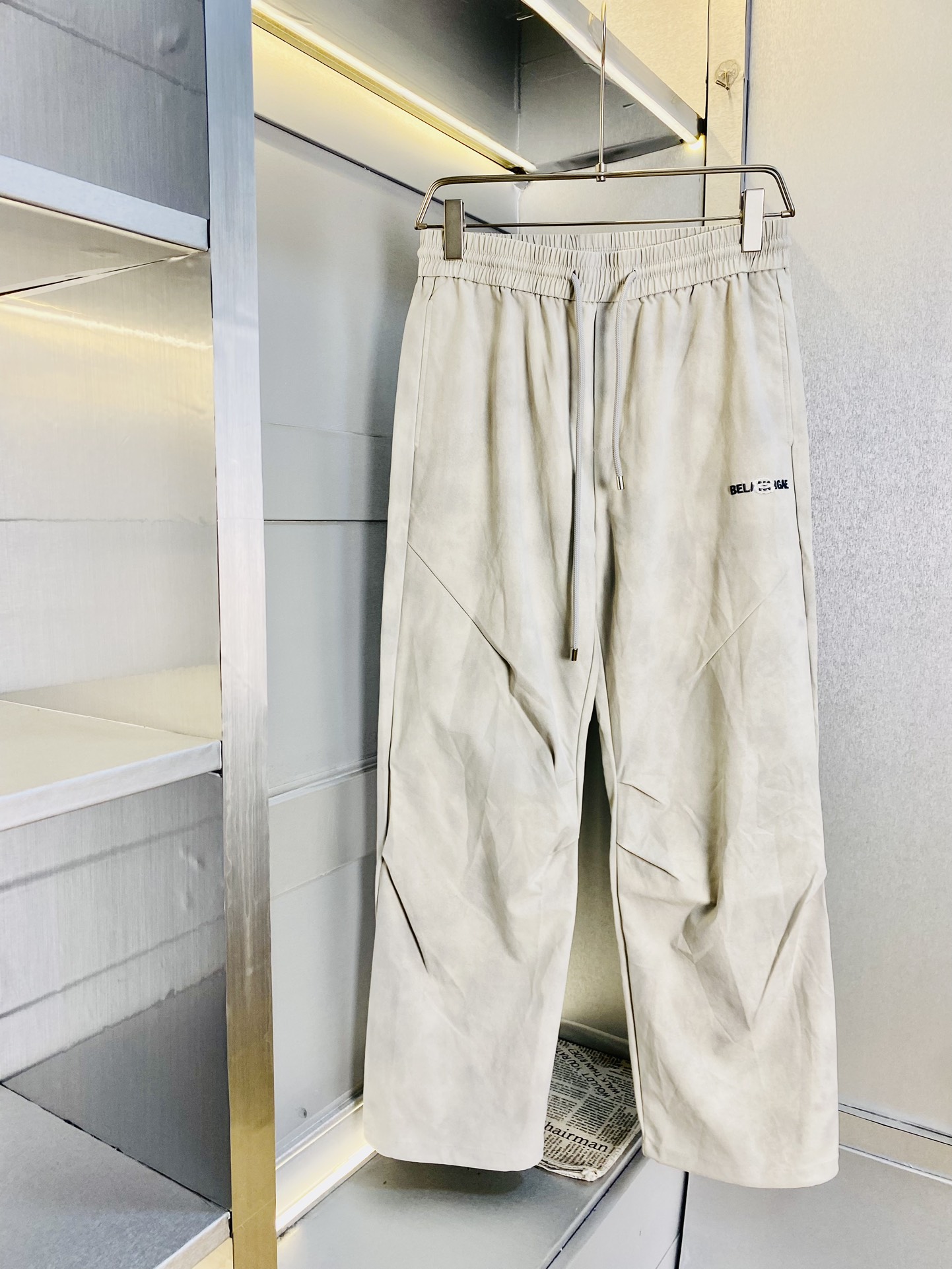 NO:449293,The original official website can wear 220 kilograms of Balenciaga. Simple and fashionable. Early spring casual pants, sweatpants, wardrobe elastic pants, wide-leg pants, long pants, very comfortable to wear, low-key and luxurious, very classy when worn, and there is no need to say much about the style and cutting of the pants. The upper body is exquisite and vivid. The truly first-class material. The truly palace-level casual pants, elastic pants, are made of Turkey's cotton, produce the most famous tannin cloth. The quality is excellent, and the pants are soft after heavy washing!  Straight-footed style, not picky, absolutely stylish, expert design, extremely luxurious. Number of codes: M-4XL, balenciaga, balenciaga, alexander wang19860909官网原单货 可穿220斤巴黎世家Balenciaga 简约时尚 早春款休闲裤运动裤卫裤松紧裤阔腿裤长裤身穿着非常舒适 低调不失奢华 穿出去非常有档次,裤型款式和裁剪亦无需多言 上身精致跃然.真正一等一顶级质料 真正殿堂级的休闲裤松紧裤,选用土耳其的棉花 生产出最有名的单宁布 品质卓然,经过重水洗使得裤子很柔软！直脚的版型 不挑人 上身绝对的有型 达人设计 极度奢华.码数:M-4XL,,balenciaga,balenciaga,alexander wang,Men's clothing