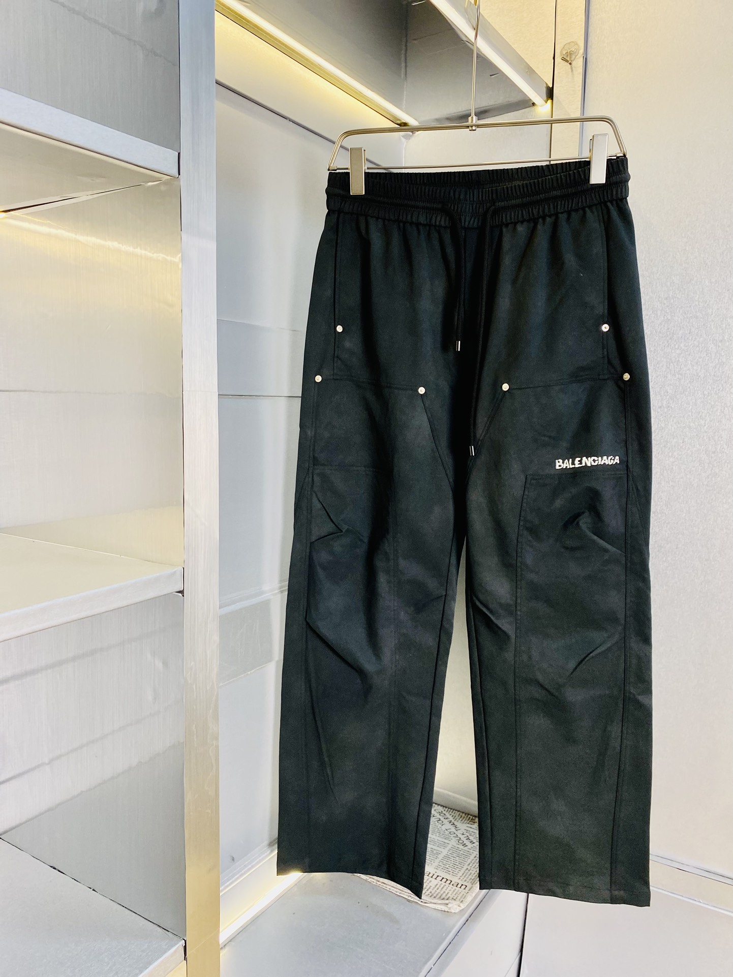 NO:133758,The original official website can wear 220 kilograms of Balenciaga. Simple and fashionable. Early spring casual pants, sweatpants, wardrobe elastic pants, wide-leg pants, long pants, very comfortable to wear, low-key and luxurious, very classy when worn, and there is no need to say much about the style and cutting of the pants. The upper body is exquisite and vivid. The truly first-class material. The truly palace-level casual pants, elastic pants, are made of Turkey's cotton, produce the most famous tannin cloth. The quality is excellent, and the pants are soft after heavy washing!  Straight-footed style, not picky, absolutely stylish, expert design, extremely luxurious. Number of codes: M-4XL, balenciaga, balenciaga, alexander wang19860909官网原单货 可穿220斤巴黎世家Balenciaga 简约时尚 早春款休闲裤运动裤卫裤松紧裤阔腿裤长裤身穿着非常舒适 低调不失奢华 穿出去非常有档次,裤型款式和裁剪亦无需多言 上身精致跃然.真正一等一顶级质料 真正殿堂级的休闲裤松紧裤,选用土耳其的棉花 生产出最有名的单宁布 品质卓然,经过重水洗使得裤子很柔软！直脚的版型 不挑人 上身绝对的有型 达人设计 极度奢华.码数:M-4XL,,balenciaga,balenciaga,alexander wang,Men's clothing