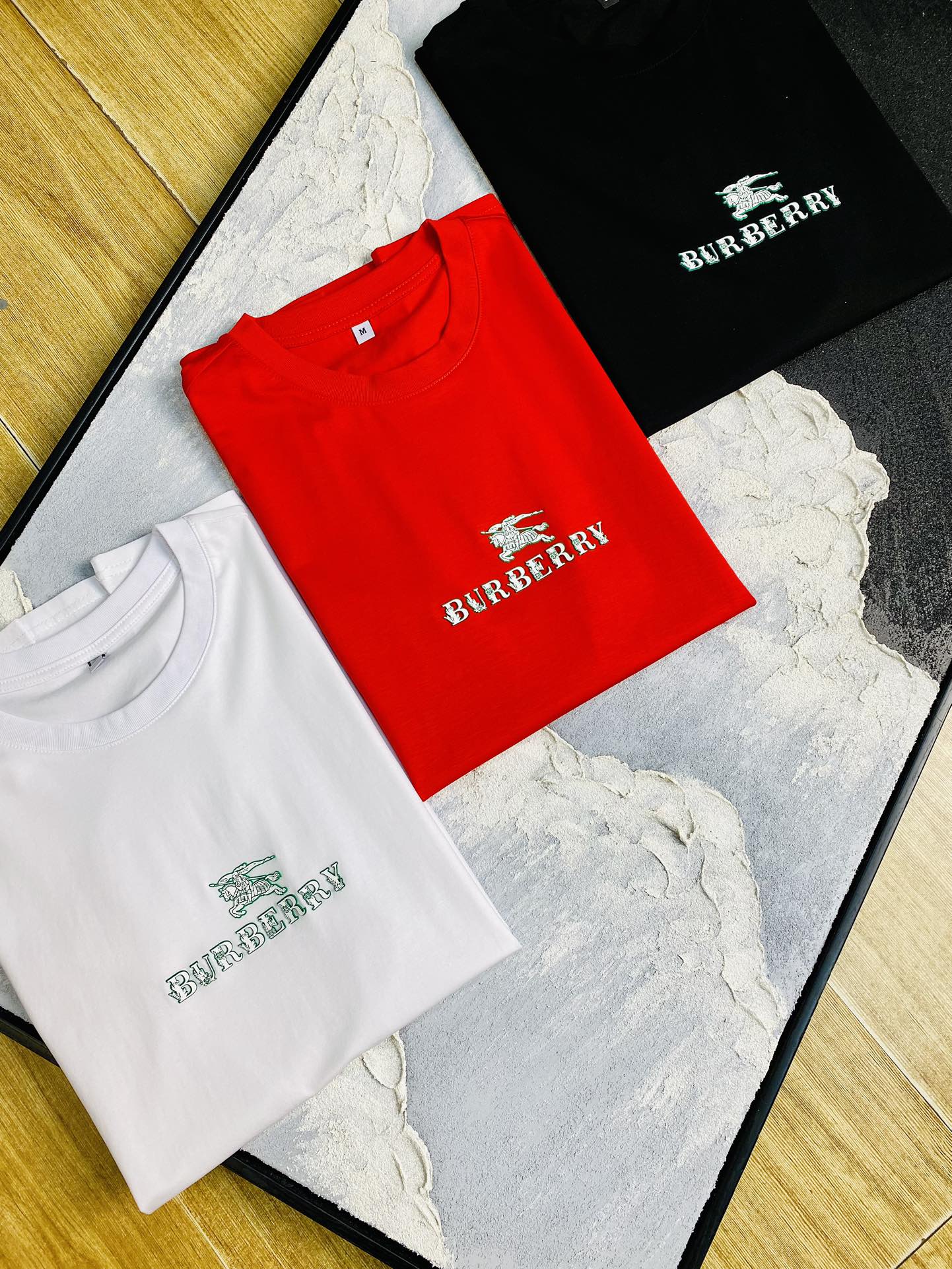 NO:474831,The same style on the official website can wear 205 kilograms Burberry Burberry Original single quality 2025 latest short-sleeved style selected counter custom-made top double mercerized cotton imported fabrics. All details are perfectly 100% replica of the original product. Original hardware, high-end customized auxiliary materials, original factory original standard, excellent upper body effect, M-4XL,,burberry,burberry,T-shirt,alexander wang19860909官网同款可穿205斤 巴宝莉Burberry 原单品质 2025最新款短袖 精选专柜订制顶级双丝光棉进口面料 所有细节做工完美1比1复刻 还原正品百分百 原版五金 高端订制辅料 原厂原标 上身效果超赞 码数 M-4XL,,burberry,burberry,T-shirt,alexander wang,Men's clothing