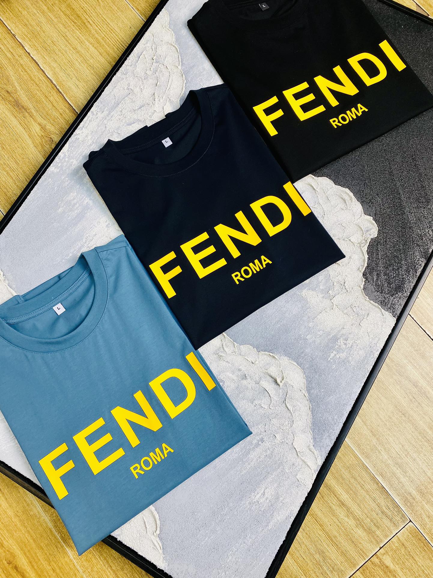 NO:151567,The same style on the official website can wear 205 catties. Fendi Fendi original single quality. The latest short-sleeved style. Selected counter customized top-grade double mercerized cotton imported fabric. All details are perfectly 100% replicated. Original hardware. High-end customized auxiliary materials. Original original mark. The upper body effect is excellent. Number of codes. M-4XL,,fendi,fendi,T-shirt,alexander wang.19860909官网同款可穿205斤 芬迪Fendi 原单品质 最新款短袖 精选专柜订制顶级双丝光棉进口面料 所有细节做工完美1比1复刻 还原正品百分百 原版五金 高端订制辅料 原厂原标 上身效果超赞 码数 M-4XL,,fendi,fendi,T-shirt,alexander wang,Men's clothing