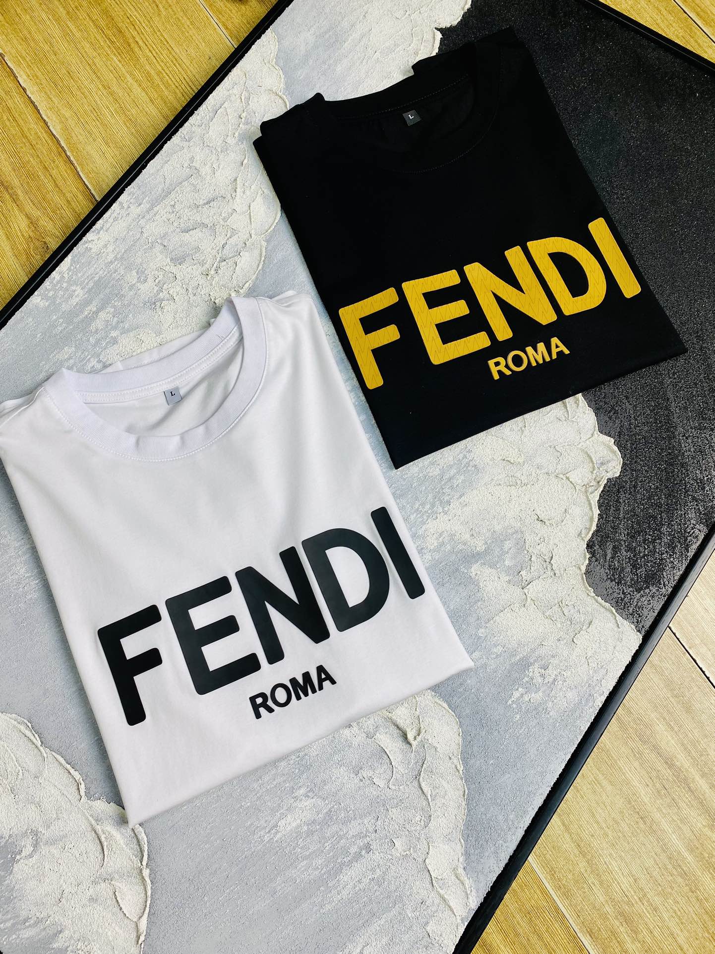 NO:474836,The same style on the official website can wear 205 catties. Fendi Fendi original single quality. The latest short-sleeved style of 2025. Selected counter customized top-grade double mercerized cotton imported fabric. All details are perfectly 100% replicated. Original hardware. High-end customized auxiliary materials. Original original mark. The upper body effect is excellent. Number of codes: M-4XL,,fendi,fendi,T-shirt,alexander wang.19860909官网同款可穿205斤 芬迪Fendi 原单品质 2025最新款短袖 精选专柜订制顶级双丝光棉进口面料 所有细节做工完美1比1复刻 还原正品百分百 原版五金 高端订制辅料 原厂原标 上身效果超赞 码数 M-4XL,,fendi,fendi,T-shirt,alexander wang,Men's clothing