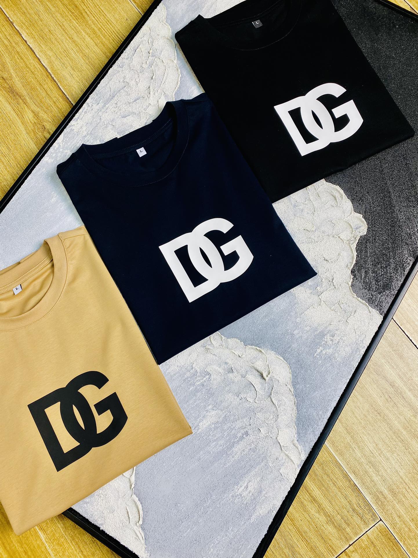 NO:452525,The same style on the official website can wear 205 catties. Dolce & Gabbana DG. Original single quality. Latest short-sleeved style. Selected counter customized top-grade double mercerized cotton imported fabric. All details are perfectly 100% replicated. Original hardware. High-end customized auxiliary materials. Original original mark. Excellent upper body effect. Number of codes. M-4XL,,Dolce & Gabbana,T-shirt,alexander wang.19860909官网同款可穿205斤 杜嘉班纳DG 原单品质 最新款短袖 精选专柜订制顶级双丝光棉进口面料 所有细节做工完美1比1复刻 还原正品百分百 原版五金 高端订制辅料 原厂原标 上身效果超赞 码数 M-4XL,,Dolce&Gabbana,T-shirt,alexander wang,Men's clothing