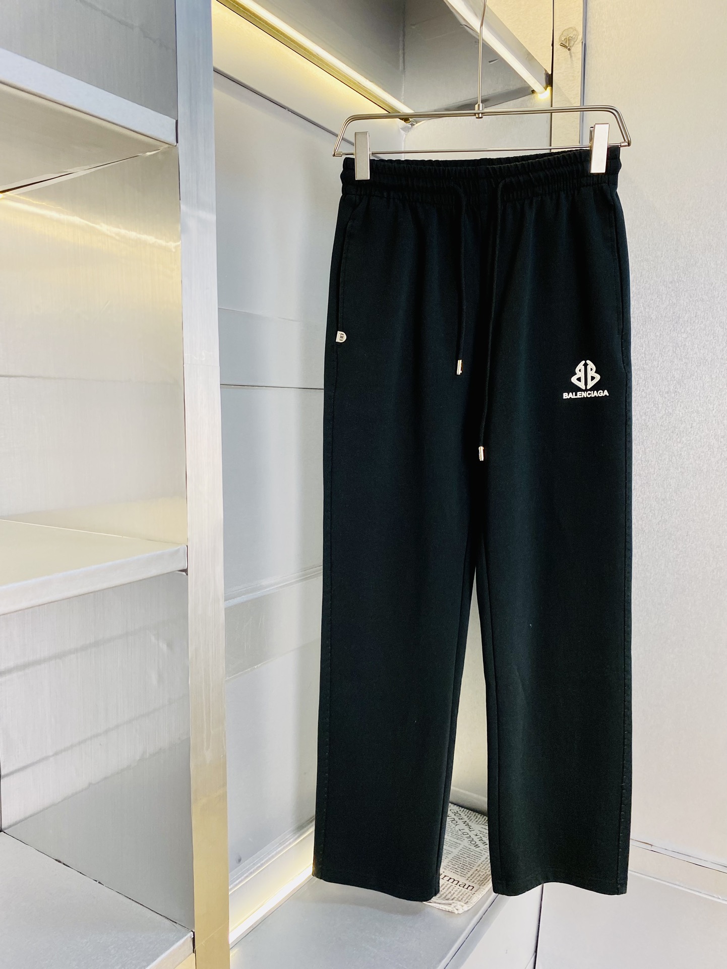 NO:450516,The original official website can wear 220 kilograms of Balenciaga. Simple and fashionable. Early spring casual pants, sweatpants, wardrobe elastic pants, wide-leg pants, long pants, very comfortable to wear, low-key and luxurious, very classy when worn, and there is no need to say much about the style and cutting of the pants. The upper body is exquisite and vivid. The truly first-class material. The truly palace-level casual pants, elastic pants, are made of Turkey's cotton, produce the most famous tannin cloth. The quality is excellent, and the pants are soft after heavy washing!  Straight-footed style, not picky, absolutely stylish, expert design, extremely luxurious. Number of codes: M-4XL, balenciaga, balenciaga, alexander wang19860909官网原单货 可穿220斤巴黎世家Balenciaga 简约时尚 早春款休闲裤运动裤卫裤松紧裤阔腿裤长裤身穿着非常舒适 低调不失奢华 穿出去非常有档次,裤型款式和裁剪亦无需多言 上身精致跃然.真正一等一顶级质料 真正殿堂级的休闲裤松紧裤,选用土耳其的棉花 生产出最有名的单宁布 品质卓然,经过重水洗使得裤子很柔软！直脚的版型 不挑人 上身绝对的有型 达人设计 极度奢华.码数:M-4XL,,balenciaga,balenciaga,alexander wang,Men's clothing