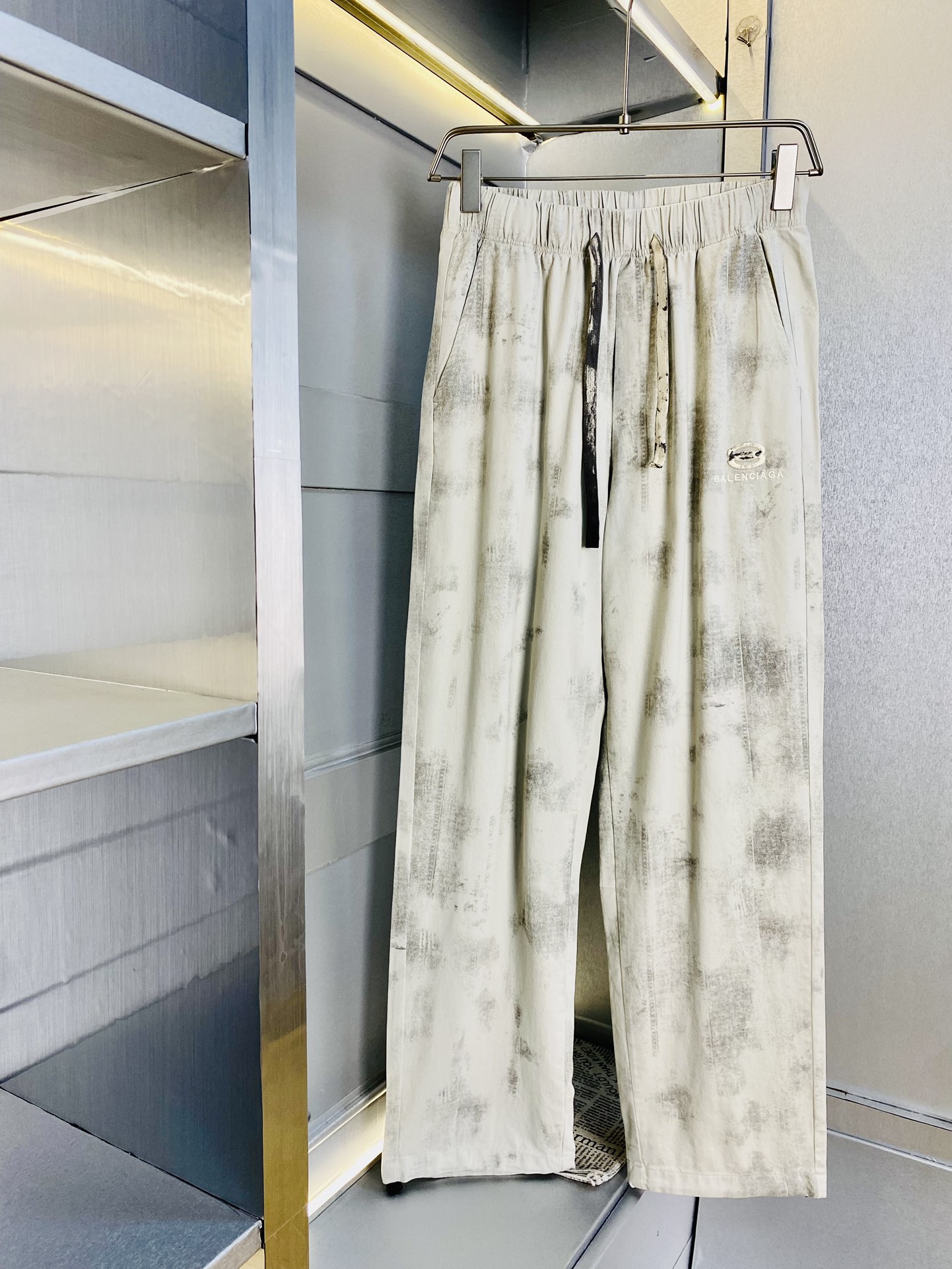 NO:450511,The original official website can wear 220 kilograms of Balenciaga. Simple and fashionable. Early spring casual pants, sweatpants, wardrobe elastic pants, wide-leg pants, long pants, very comfortable to wear, low-key and luxurious, very classy when worn, and there is no need to say much about the style and cutting of the pants. The upper body is exquisite and vivid. The truly first-class material. The truly palace-level casual pants, elastic pants, are made of Turkey's cotton, produce the most famous tannin cloth. The quality is excellent, and the pants are soft after heavy washing!  Straight-footed style, not picky, absolutely stylish, expert design, extremely luxurious. Number of codes: M-4XL, balenciaga, balenciaga, alexander wang19860909官网原单货 可穿220斤巴黎世家Balenciaga 简约时尚 早春款休闲裤运动裤卫裤松紧裤阔腿裤长裤身穿着非常舒适 低调不失奢华 穿出去非常有档次,裤型款式和裁剪亦无需多言 上身精致跃然.真正一等一顶级质料 真正殿堂级的休闲裤松紧裤,选用土耳其的棉花 生产出最有名的单宁布 品质卓然,经过重水洗使得裤子很柔软！直脚的版型 不挑人 上身绝对的有型 达人设计 极度奢华.码数:M-4XL,,balenciaga,balenciaga,alexander wang,Men's clothing