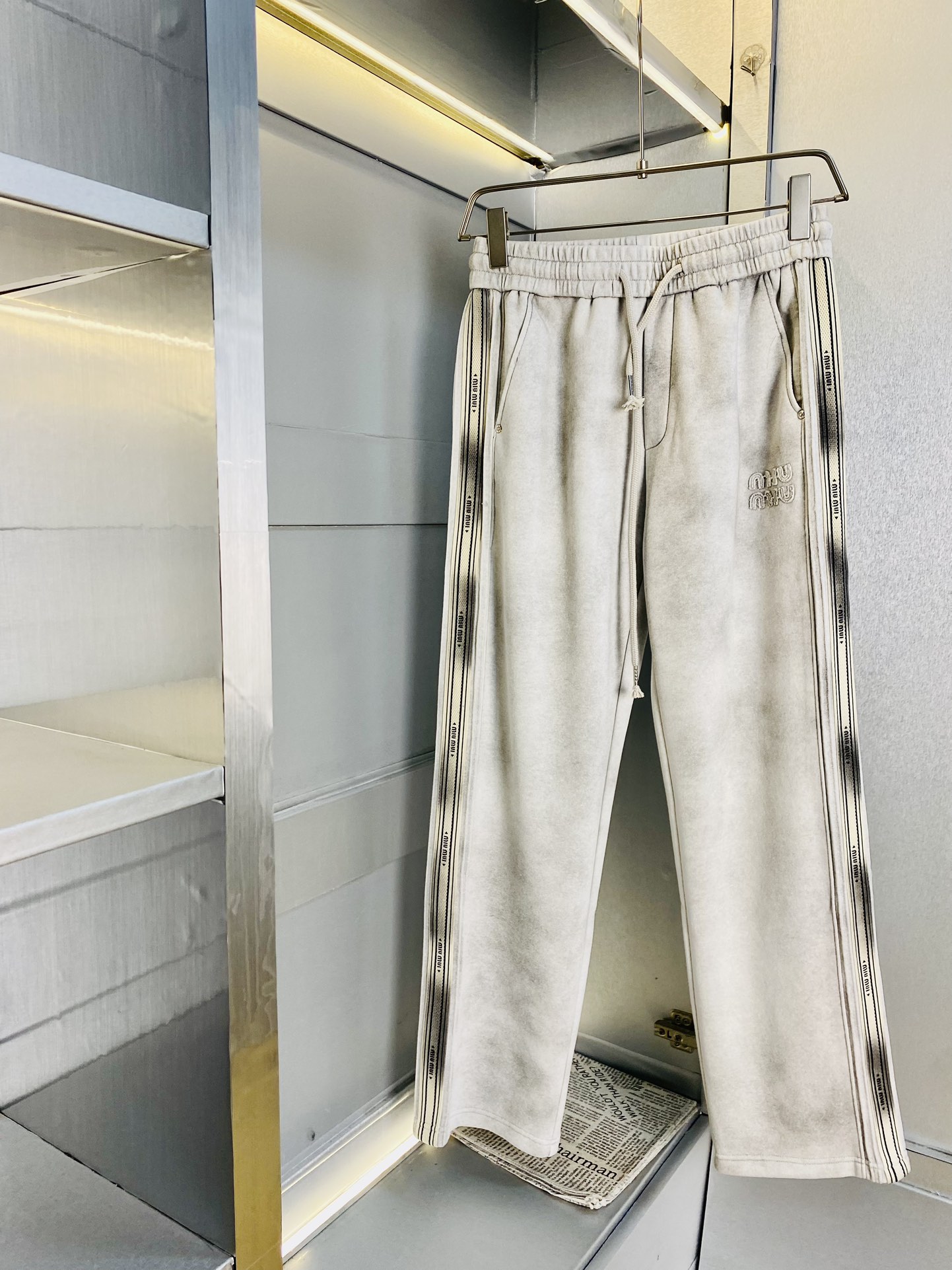 NO:128886,The original official website can wear 220 kilograms of MiuMiuMiu. Simple and fashionable. Early spring casual pants, sweatpants, wardrobe elastic pants, wide-leg pants, long pants, very comfortable to wear, low-key and luxurious, very classy when worn, and there is no need to say much about the style and cutting of the pants. The upper body is exquisite and vivid. The truly first-class material. The truly palace-level casual pants, elastic pants, are made of Turkey's cotton, produce the most famous tannin cloth. The quality is excellent, and the pants are soft after heavy washing!  Straight-footed style, not picky, absolutely stylish, expert design, extremely luxurious. Number of codes: M-4XL, miumiu, alexander wang19860909官网原单货 可穿220斤缪缪MiuMiu 简约时尚 早春款休闲裤运动裤卫裤松紧裤阔腿裤长裤身穿着非常舒适 低调不失奢华 穿出去非常有档次,裤型款式和裁剪亦无需多言 上身精致跃然.真正一等一顶级质料 真正殿堂级的休闲裤松紧裤,选用土耳其的棉花 生产出最有名的单宁布 品质卓然,经过重水洗使得裤子很柔软！直脚的版型 不挑人 上身绝对的有型 达人设计 极度奢华.码数:M-4XL,,miumiu,alexander wang,Men's clothing