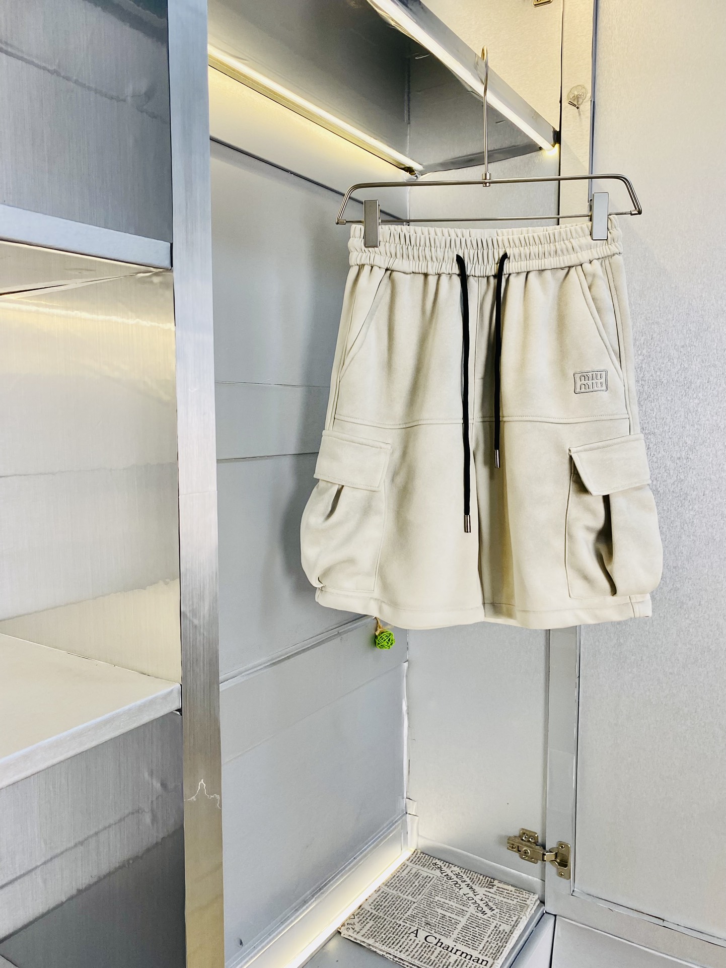 NO:154231,Gospel of Fatty Couple Style 210 pounds to wear. MiuMiu Miu Miu is a big recommendation!  The latest version of the 2025 Spring and Summer must-have counter series of shorts, beach pants, five-quarter pants, casual pants, high-end customized original hardware. The upper body effect is super positive, the leg lines are fully demonstrated. The imported quick-drying fabric is provided by all customers. The texture is tight and delicate, the upper body is very comfortable and stylish, and it is extremely practical and versatile, which is very worth buying!  Requested recommendations from old customers!  Number of codes: M-3XL, miumiu, shorts, alexander wang19860909情侣款胖子福音 210斤可穿 缪缪MiuMiu 重磅推荐！2025春夏必备专柜系列最新款短裤沙滩裤五分裤休闲裤高端订制原版五金 上身效果超正,腿部线条完全得到彰显,全客供进口速干面料 纹理 紧致细腻,上身非常舒适有型,而且极为实穿百搭,非常值得入手！老客户必收推荐！ 码数:M-3XL,,miumiu,shorts,alexander wang,Men's clothing