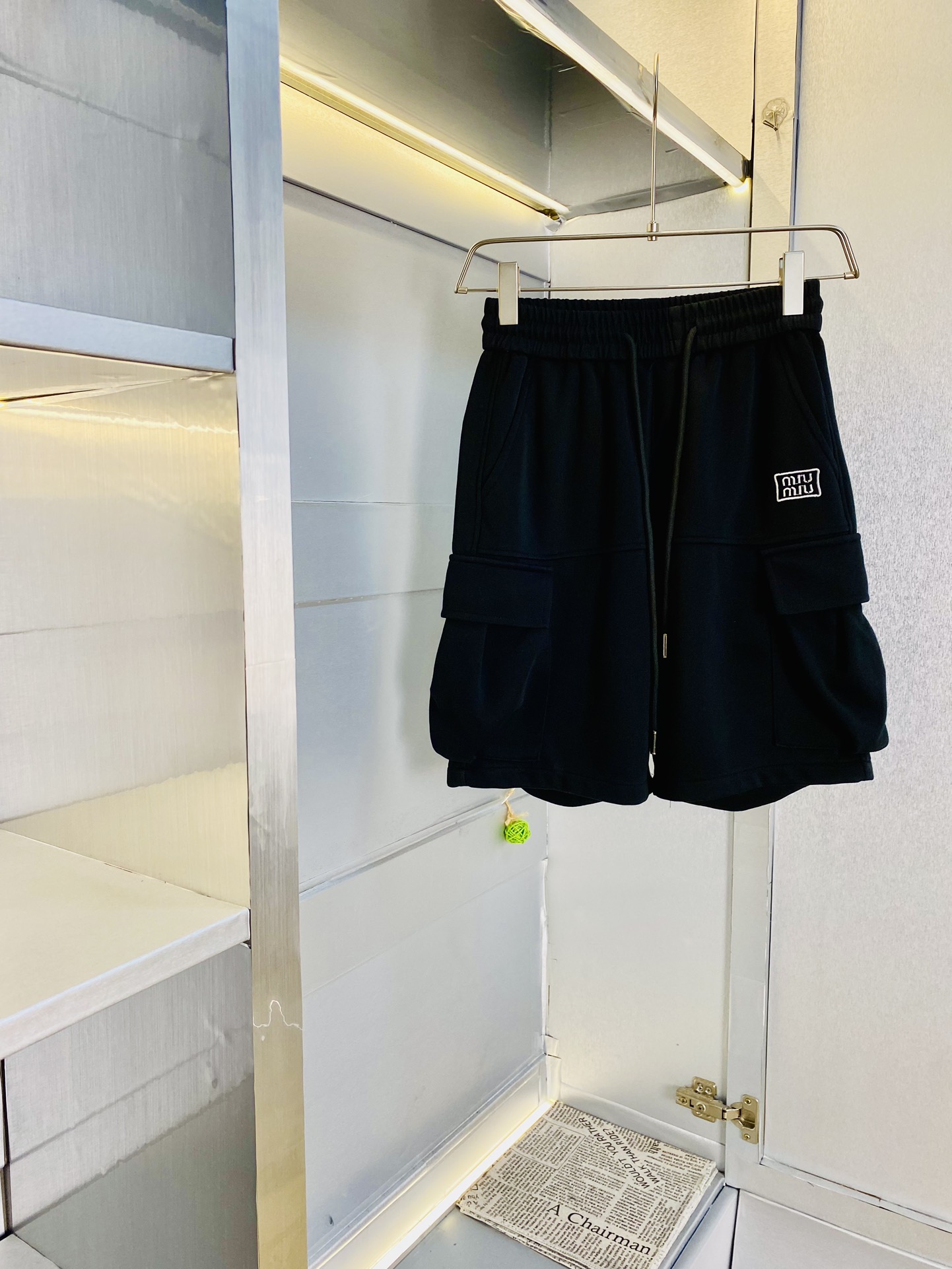 NO:128888,Gospel of Fatty Couple Style 210 pounds to wear. MiuMiu Miu Miu is a big recommendation!  The latest version of the 2025 Spring and Summer must-have counter series of shorts, beach pants, five-quarter pants, casual pants, high-end customized original hardware. The upper body effect is super positive, the leg lines are fully demonstrated. The imported quick-drying fabric is provided by all customers. The texture is tight and delicate, the upper body is very comfortable and stylish, and it is extremely practical and versatile, which is very worth buying!  Requested recommendations from old customers!  Number of codes: M-3XL, miumiu, shorts, alexander wang19860909情侣款胖子福音 210斤可穿 缪缪MiuMiu 重磅推荐！2025春夏必备专柜系列最新款短裤沙滩裤五分裤休闲裤高端订制原版五金 上身效果超正,腿部线条完全得到彰显,全客供进口速干面料 纹理 紧致细腻,上身非常舒适有型,而且极为实穿百搭,非常值得入手！老客户必收推荐！ 码数:M-3XL,,miumiu,shorts,alexander wang,Men's clothing