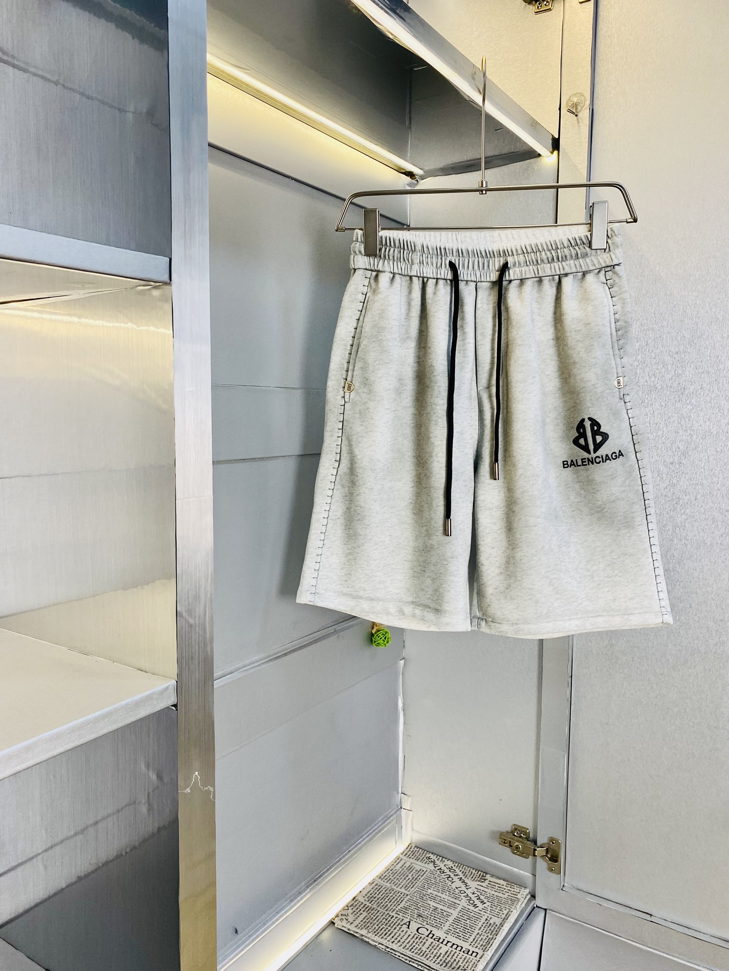 NO:154234,The gospel of Fatty Couple Model 210 pounds to wear Balenciaga Balenciaga Recommended!  The latest version of the 2025 Spring and Summer must-have counter series of shorts, beach pants, five-quarter pants, casual pants, high-end customized original hardware. The upper body effect is super positive, the leg lines are fully demonstrated. The imported quick-drying fabric is provided by all customers. The texture is tight and delicate, the upper body is very comfortable and stylish, and it is extremely practical and versatile, which is very worth buying!  Requested recommendations from old customers!  Number of codes: M-3XL, balenciaga, balenciaga, shorts, alexander wang19860909情侣款胖子福音 210斤可穿 巴黎世家Balenciaga 重磅推荐！2025春夏必备专柜系列最新款短裤沙滩裤五分裤休闲裤高端订制原版五金 上身效果超正,腿部线条完全得到彰显,全客供进口速干面料 纹理 紧致细腻,上身非常舒适有型,而且极为实穿百搭,非常值得入手！老客户必收推荐！ 码数:M-3XL,,balenciaga,balenciaga,shorts,alexander wang,Men's clothing