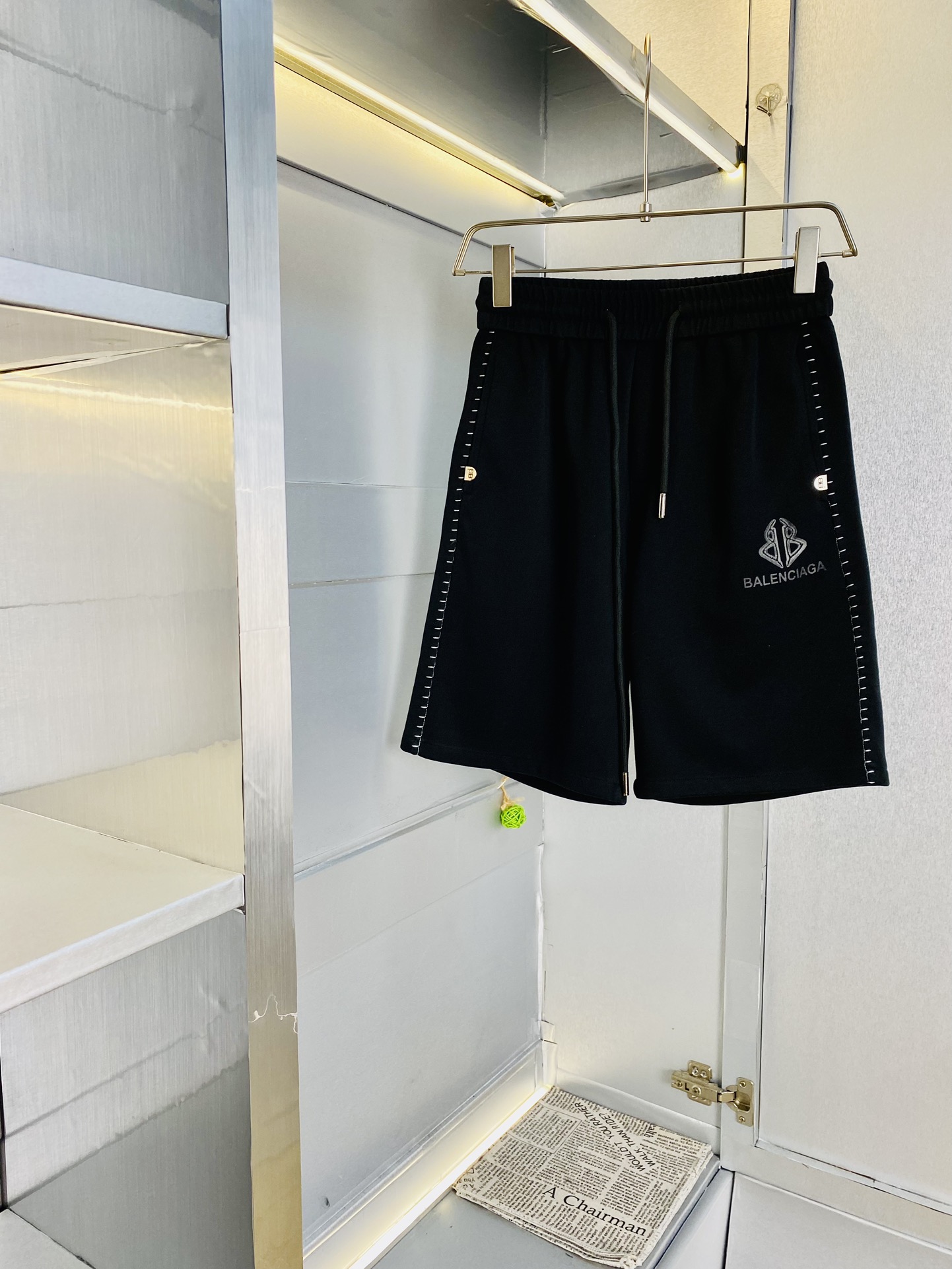 NO:128890,The gospel of Fatty Couple Model 210 pounds to wear Balenciaga Balenciaga Recommended!  The latest version of the 2025 Spring and Summer Essential Counter Series, shorts, beach pants, five-quarter pants, casual pants, high-end customized original hardware, the upper body effect is super positive, the leg lines are fully demonstrated, and the imported quick-drying fabric is provided by all customers. The texture is tight and delicate, the upper body is very comfortable and stylish, and it is extremely practical and versatile, which is very worth buying!  Requested recommendations from old customers!  Number of codes: M-3XL, balenciaga, balenciaga, shorts, alexander wang19860909情侣款胖子福音 210斤可穿 巴黎世家Balenciaga 重磅推荐！2025春夏必备专柜系列最新款短裤沙滩裤五分裤休闲裤高端订制原版五金 上身效果超正,腿部线条完全得到彰显,全客供进口速干面料 纹理 紧致细腻,上身非常舒适有型,而且极为实穿百搭,非常值得入手！老客户必收推荐！ 码数:M-3XL,,balenciaga,balenciaga,shorts,alexander wang,Men's clothing