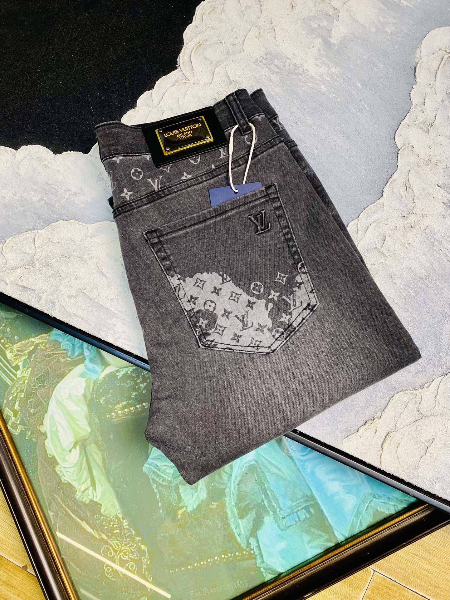 NO:161650,Original order goods can wear 200 catties Louis Vuitton Lv 2025 early spring new product with original hardware wash mark!  The counter is available at the same time, fashionable casual pants and elastic jeans, imported original fabrics, comfortable and breathable upper body, top-grade craft hardware accessories. The grade is extremely high, the style is super positive, and the upper body is fashionable and stylish!  A must-have item in the closet!  Size 29-38, louis vuitton,louis vuitton,jeans,alexander wang19860909原单货 可穿200斤路易威登Lv 2025早春新款狠货带原版五金洗水唛！专柜同步有售,时尚休闲裤弹力牛仔裤,进口原版面料,上身舒适透气,顶级工艺五金配饰.档次极高,版型超正,上身时尚有型！衣橱必备单品！尺码29-38,,louis vuitton,louis vuitton,jeans,alexander wang,Men's clothing