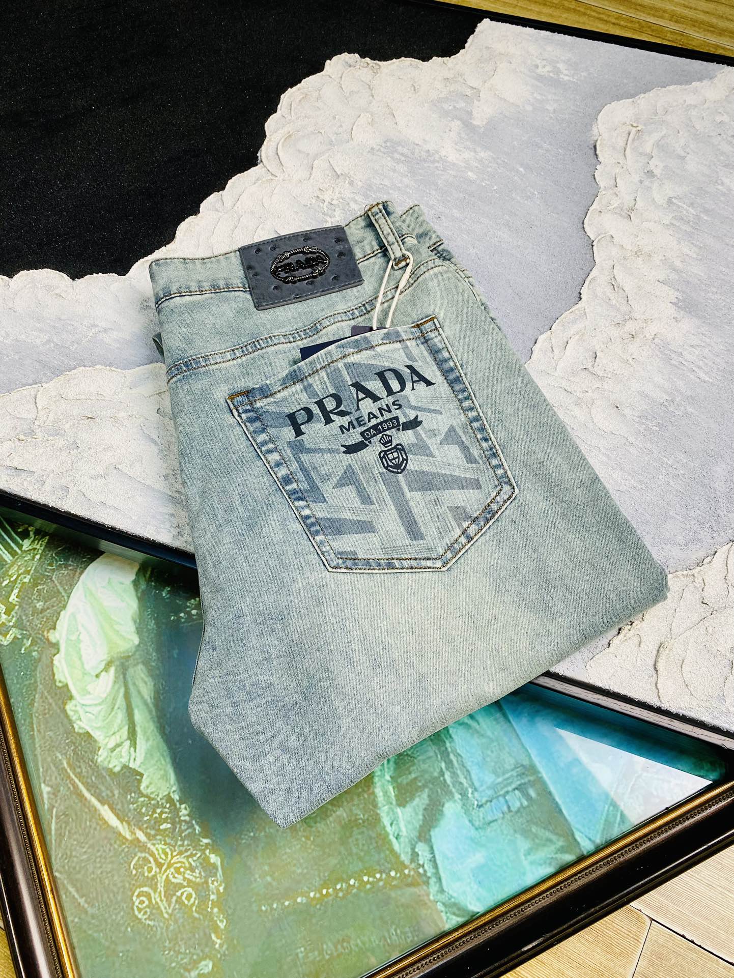 NO:151516,Original order, 200 catties Prada Prada, the new early spring style, with original hardware wash mark!  The counter is available at the same time, fashionable casual pants and elastic jeans, imported original fabrics, comfortable and breathable upper body, top-grade craft hardware accessories. The grade is extremely high, the style is super positive, and the upper body is fashionable and stylish!  A must-have item in the closet!  Size 29-38, prada, prada, jeans, alexander wang19860909原单货 可穿200斤普拉达Prada 早春新款狠货带原版五金洗水唛！专柜同步有售,时尚休闲裤弹力牛仔裤,进口原版面料,上身舒适透气,顶级工艺五金配饰.档次极高,版型超正,上身时尚有型！衣橱必备单品！尺码29-38,,prada,prada,jeans,alexander wang,Men's clothing