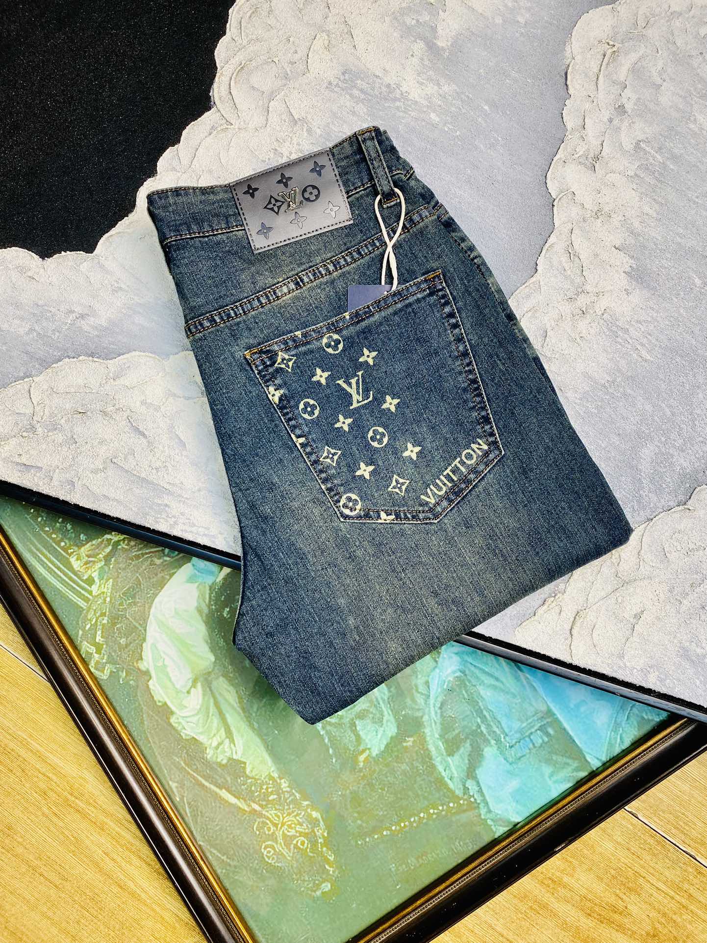 NO:138310,Original order goods, can wear 200 catties Louis Vuitton Lv, the new early spring style is equipped with original hardware wash mark!  The counter is available at the same time, fashionable casual pants and elastic jeans, imported original fabrics, comfortable and breathable upper body, top-grade craft hardware accessories. The grade is extremely high, the style is super positive, and the upper body is fashionable and stylish!  A must-have item in the closet!  Size 29-38, louis vuitton,louis vuitton,jeans,alexander wang19860909原单货 可穿200斤路易威登Lv 早春新款狠货带原版五金洗水唛！专柜同步有售,时尚休闲裤弹力牛仔裤,进口原版面料,上身舒适透气,顶级工艺五金配饰.档次极高,版型超正,上身时尚有型！衣橱必备单品！尺码29-38,,louis vuitton,louis vuitton,jeans,alexander wang,Men's clothing