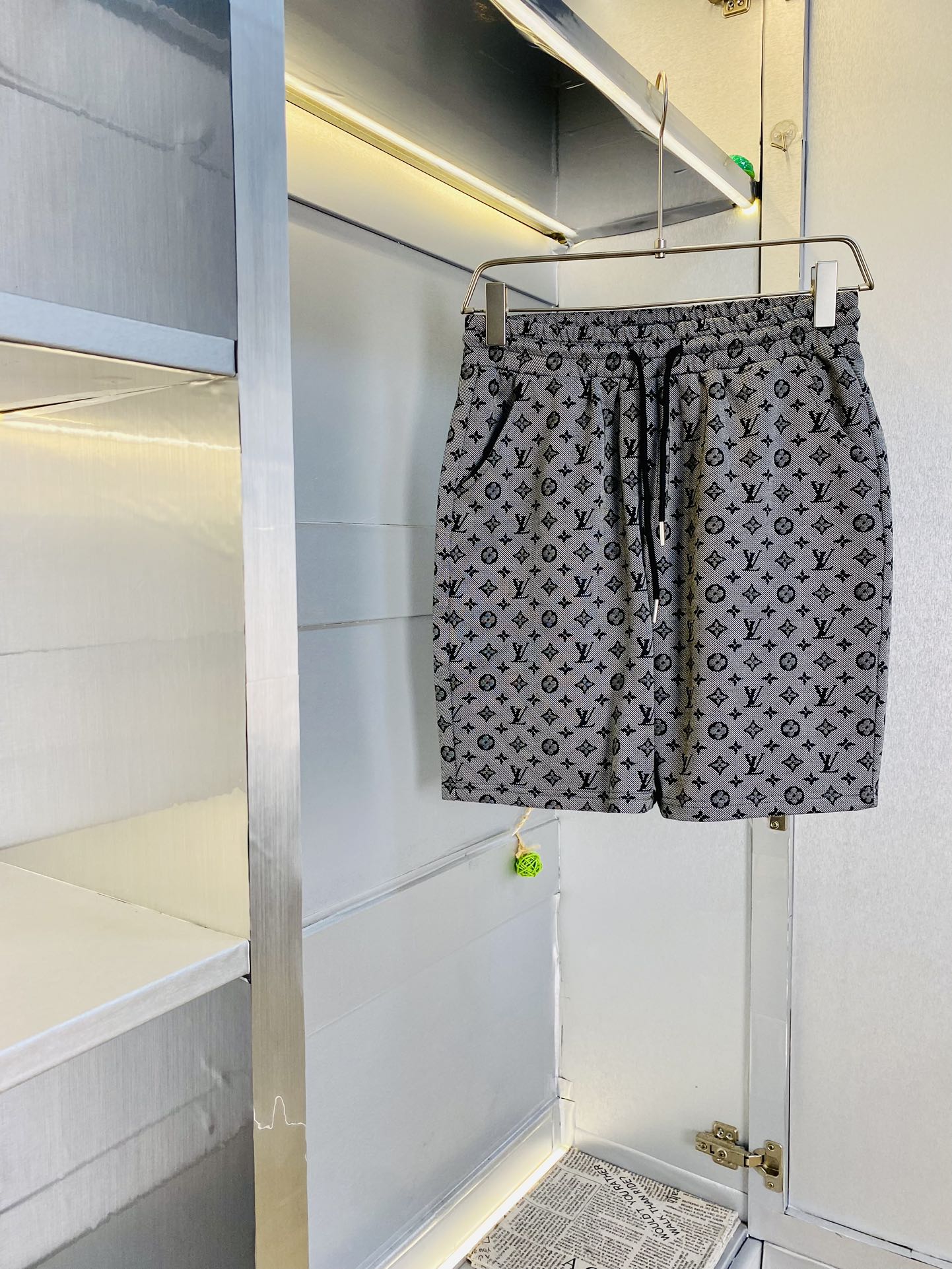 NO:154237,The gospel of the couple's fat man, 200 pounds to wear, Louis Vuitton Lv, a big recommendation!  The latest version of the 2025 summer essential counter series shorts, beach pants, five-quarter pants, casual pants, high-end customized original hardware. The upper body effect is super positive, the leg lines are fully demonstrated. The imported quick-drying fabric is provided by all customers. The texture is tight and delicate, the upper body is very comfortable and stylish, and it is extremely practical and versatile, which is very worth buying!  Requested recommendations from old customers!  Number of codes: M-3XL, louis vuitton,louis vuitton, shorts,alexander wang19860909情侣款胖子福音 200斤可穿 路易威登Lv 重磅推荐！2025夏季必备专柜系列最新款短裤沙滩裤五分裤休闲裤高端订制原版五金 上身效果超正,腿部线条完全得到彰显,全客供进口速干面料 纹理 紧致细腻,上身非常舒适有型,而且极为实穿百搭,非常值得入手！老客户必收推荐！ 码数:M-3XL,,louis vuitton,louis vuitton,shorts,alexander wang,Men's clothing