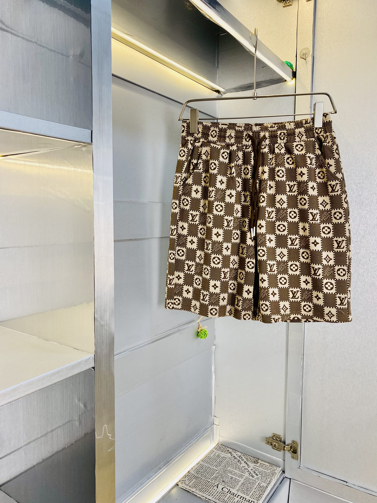 NO:513231,The gospel of the couple's fat man, 200 pounds to wear, Louis Vuitton Lv, a big recommendation!  The latest version of the 2025 summer essential counter series shorts, beach pants, five-quarter pants, casual pants, high-end customized original hardware. The upper body effect is super positive, the leg lines are fully demonstrated. The imported quick-drying fabric is provided by all customers. The texture is tight and delicate, the upper body is very comfortable and stylish, and it is extremely practical and versatile, which is very worth buying!  Requested recommendations from old customers!  Number of codes: M-3XL, louis vuitton,louis vuitton, shorts,alexander wang19860909情侣款胖子福音 200斤可穿 路易威登Lv 重磅推荐！2025夏季必备专柜系列最新款短裤沙滩裤五分裤休闲裤高端订制原版五金 上身效果超正,腿部线条完全得到彰显,全客供进口速干面料 纹理 紧致细腻,上身非常舒适有型,而且极为实穿百搭,非常值得入手！老客户必收推荐！ 码数:M-3XL,,louis vuitton,louis vuitton,shorts,alexander wang,Men's clothing