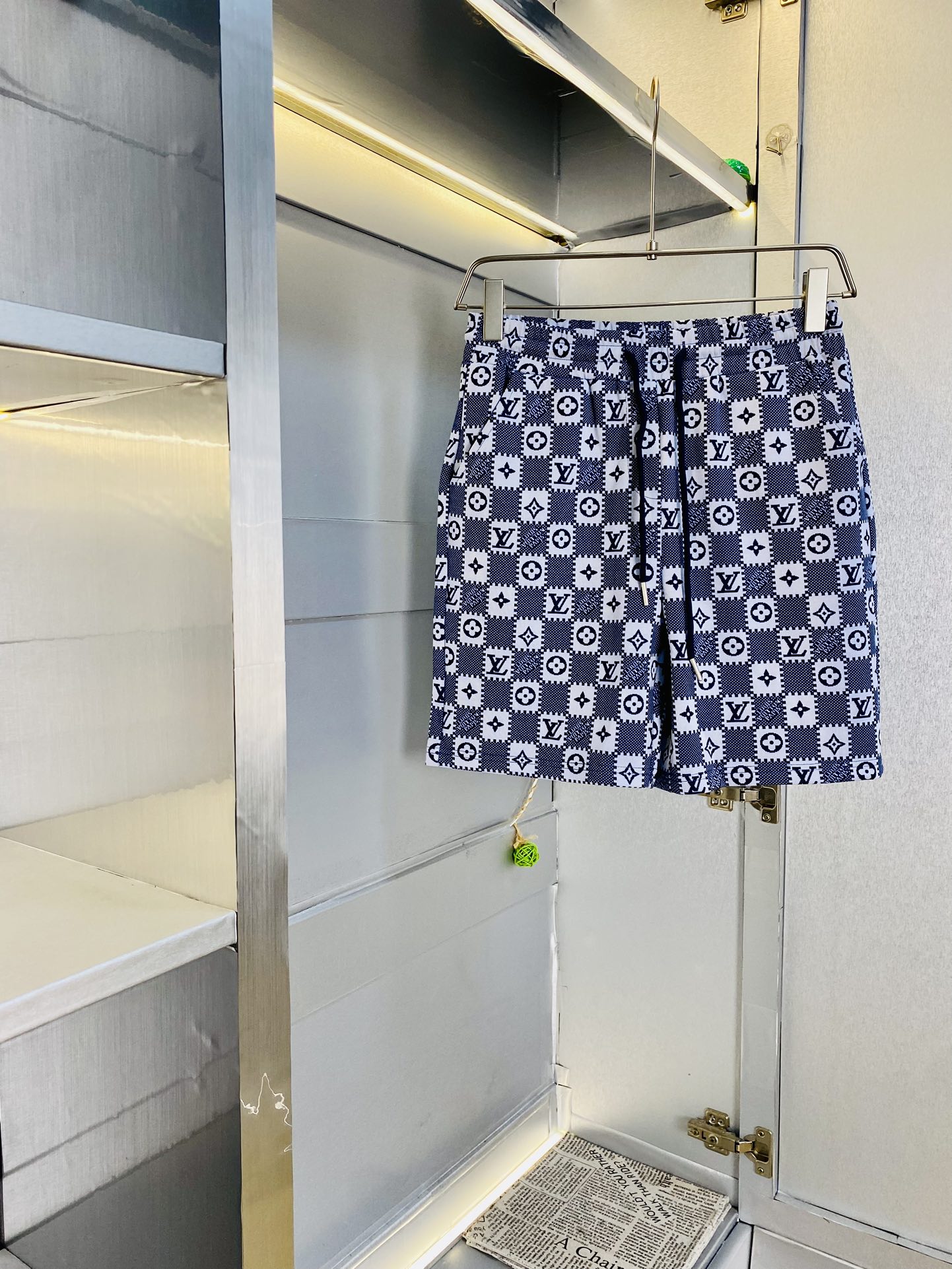 NO:132642,The gospel of the couple's fat man, 200 pounds to wear, Louis Vuitton Lv, a big recommendation!  The latest summer must-have counter series shorts, beach pants, five-quarter pants, casual pants, high-end customized original hardware. The upper body effect is super positive, the leg lines are fully demonstrated. The imported quick-drying fabric is provided by all customers. The texture is tight and delicate. The upper body is very comfortable and stylish, and it is extremely practical and versatile, which is very worth buying!  Requested recommendations from old customers!  Number of codes: M-3XL, louis vuitton,louis vuitton, shorts,alexander wang19860909情侣款胖子福音 200斤可穿 路易威登Lv 重磅推荐！夏季必备专柜系列最新款短裤沙滩裤五分裤休闲裤高端订制原版五金 上身效果超正,腿部线条完全得到彰显,全客供进口速干面料 纹理 紧致细腻,上身非常舒适有型,而且极为实穿百搭,非常值得入手！老客户必收推荐！ 码数:M-3XL,,louis vuitton,louis vuitton,shorts,alexander wang,Men's clothing