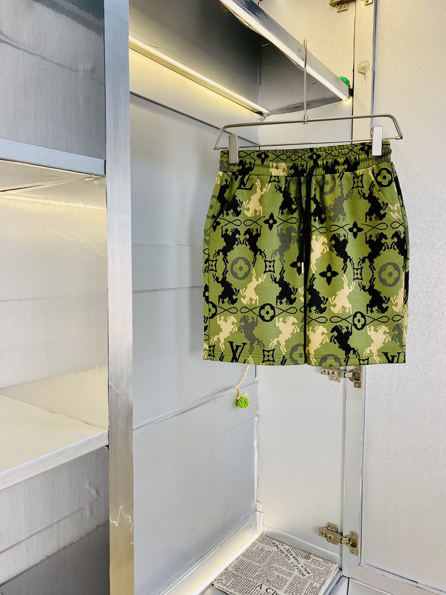 NO:513229,The gospel of the couple's fat man, 200 pounds to wear, Louis Vuitton Lv, a big recommendation!  The latest version of the 2025 summer essential counter series shorts, beach pants, five-quarter pants, casual pants, high-end customized original hardware. The upper body effect is super positive, the leg lines are fully demonstrated. The imported quick-drying fabric is provided by all customers. The texture is tight and delicate, the upper body is very comfortable and stylish, and it is extremely practical and versatile, which is very worth buying!  Requested recommendations from old customers!  Number of codes: M-3XL, louis vuitton,louis vuitton, shorts,alexander wang19860909情侣款胖子福音 200斤可穿 路易威登Lv 重磅推荐！2025夏季必备专柜系列最新款短裤沙滩裤五分裤休闲裤高端订制原版五金 上身效果超正,腿部线条完全得到彰显,全客供进口速干面料 纹理 紧致细腻,上身非常舒适有型,而且极为实穿百搭,非常值得入手！老客户必收推荐！ 码数:M-3XL,,louis vuitton,louis vuitton,shorts,alexander wang,Men's clothing