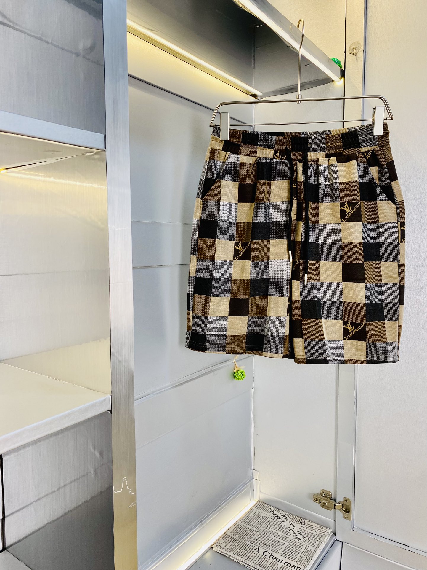 NO:449371,The gospel of the couple's fat man, 200 pounds to wear, Louis Vuitton Lv, a big recommendation!  The latest version of the 2025 summer essential counter series shorts, beach pants, five-quarter pants, casual pants, high-end customized original hardware. The upper body effect is super positive, the leg lines are fully demonstrated. The imported quick-drying fabric is provided by all customers. The texture is tight and delicate, the upper body is very comfortable and stylish, and it is extremely practical and versatile, which is very worth buying!  Requested recommendations from old customers!  Number of codes: M-3XL, louis vuitton,louis vuitton, shorts,alexander wang19860909情侣款胖子福音 200斤可穿 路易威登Lv 重磅推荐！2025夏季必备专柜系列最新款短裤沙滩裤五分裤休闲裤高端订制原版五金 上身效果超正,腿部线条完全得到彰显,全客供进口速干面料 纹理 紧致细腻,上身非常舒适有型,而且极为实穿百搭,非常值得入手！老客户必收推荐！ 码数:M-3XL,,louis vuitton,louis vuitton,shorts,alexander wang,Men's clothing