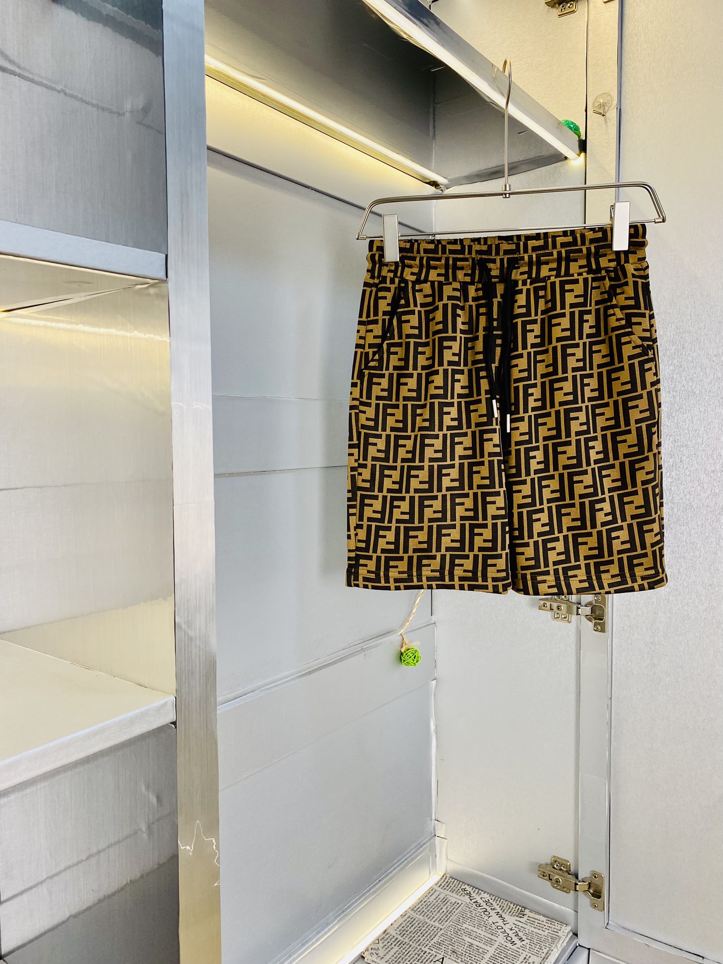 NO:513230,Gospel of Fatty Couple Style, 200 pounds to wear, Fendi, a big recommendation!  The latest version of the 2025 summer essential counter series shorts, beach pants, five-quarter pants, casual pants, high-end customized original hardware. The upper body effect is super positive, the leg lines are fully demonstrated. The imported quick-drying fabric is provided by all customers. The texture is tight and delicate, the upper body is very comfortable and stylish, and it is extremely practical and versatile, which is very worth buying!  Requested recommendations from old customers!  Number of codes: M-3XL, fendi, fendi, shorts, alexander wang19860909情侣款胖子福音 200斤可穿 芬迪Fendi 重磅推荐！2025夏季必备专柜系列最新款短裤沙滩裤五分裤休闲裤高端订制原版五金 上身效果超正,腿部线条完全得到彰显,全客供进口速干面料 纹理 紧致细腻,上身非常舒适有型,而且极为实穿百搭,非常值得入手！老客户必收推荐！ 码数:M-3XL,,fendi,fendi,shorts,alexander wang,Men's clothing