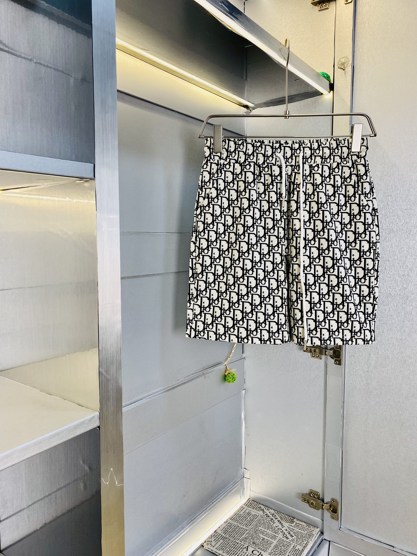 NO:154241,The gospel of Fatty Couple Model 200 pounds to wear Dior Dior is a big recommendation!  The latest version of the 2025 summer essential counter series shorts, beach pants, five-quarter pants, casual pants, high-end customized original hardware. The upper body effect is super positive, the leg lines are fully demonstrated. The imported quick-drying fabric is provided by all customers. The texture is tight and delicate, the upper body is very comfortable and stylish, and it is extremely practical and versatile, which is very worth buying!  Requested recommendations from old customers!  Code count: M-3XL, dior, dior, shorts, alexander wang19860909情侣款胖子福音 200斤可穿 迪奥Dior 重磅推荐！2025夏季必备专柜系列最新款短裤沙滩裤五分裤休闲裤高端订制原版五金 上身效果超正,腿部线条完全得到彰显,全客供进口速干面料 纹理 紧致细腻,上身非常舒适有型,而且极为实穿百搭,非常值得入手！老客户必收推荐！ 码数:M-3XL,,dior,dior,shorts,alexander wang,Men's clothing