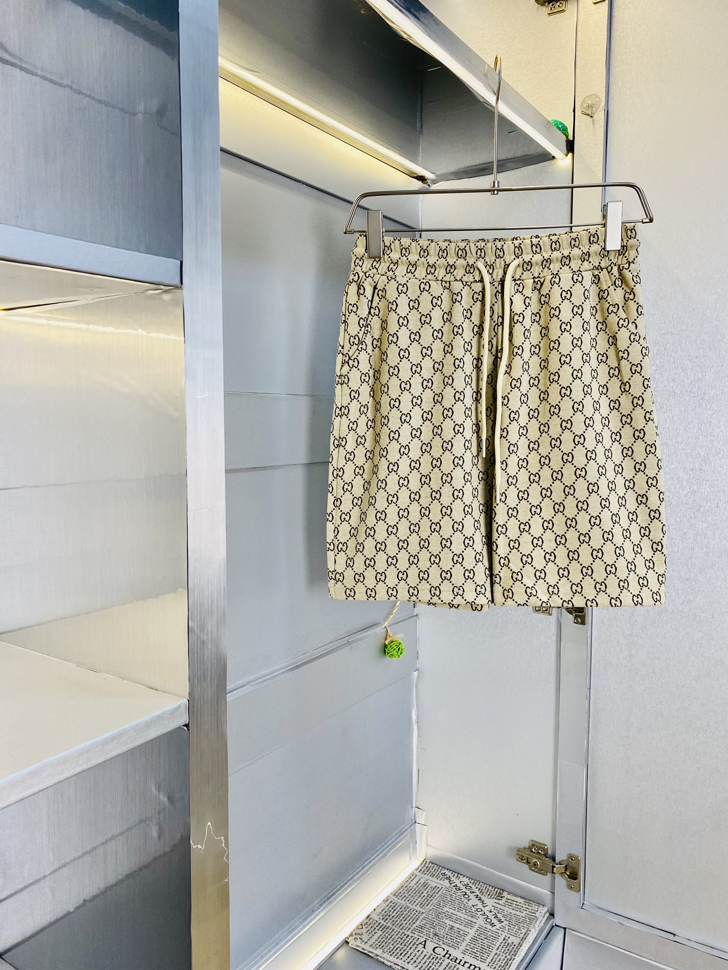 NO:138370,Gospel of Fatty Couple Style, 200 pounds to wear, Gucci, a big recommendation!  The latest summer must-have counter series shorts, beach pants, five-quarter pants, casual pants, high-end customized original hardware. The upper body effect is super positive, the leg lines are fully demonstrated. The imported quick-drying fabric is provided by all customers. The texture is tight and delicate. The upper body is very comfortable and stylish, and it is extremely practical and versatile, which is very worth buying!  Requested recommendations from old customers!  Code count: M-3XL, gucci, shorts, alexander wang19860909情侣款胖子福音 200斤可穿 古奇Gucci 重磅推荐！夏季必备专柜系列最新款短裤沙滩裤五分裤休闲裤高端订制原版五金 上身效果超正,腿部线条完全得到彰显,全客供进口速干面料 纹理 紧致细腻,上身非常舒适有型,而且极为实穿百搭,非常值得入手！老客户必收推荐！ 码数:M-3XL,,gucci,shorts,alexander wang,Men's clothing