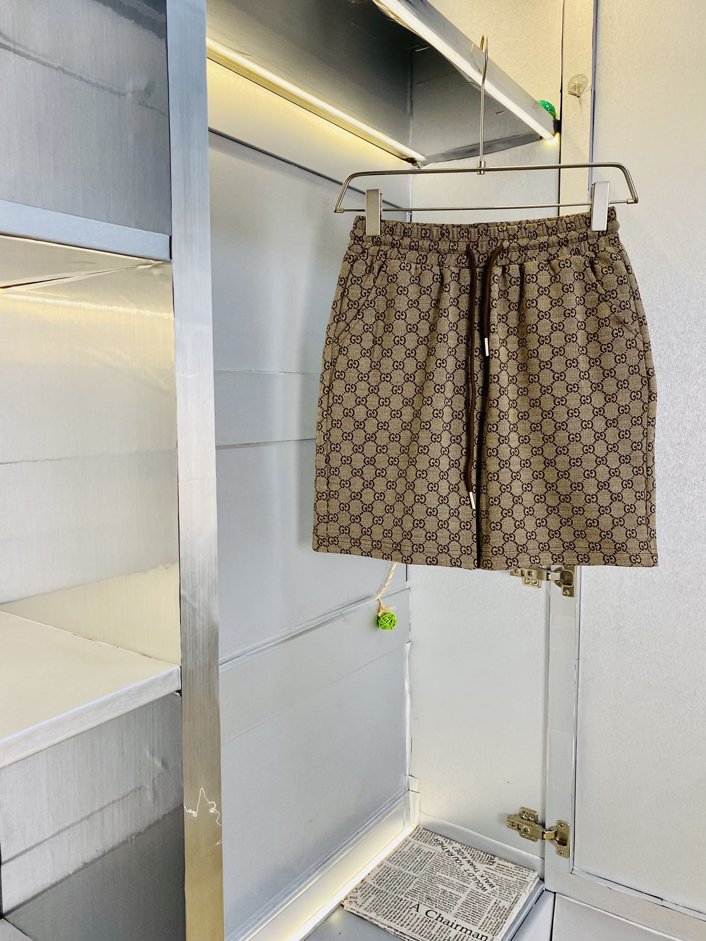 NO:503912,Gospel of Fatty Couple Style, 200 pounds to wear, Gucci, a big recommendation!  The latest version of the 2025 summer essential counter series shorts, beach pants, five-quarter pants, casual pants, high-end customized original hardware. The upper body effect is super positive, the leg lines are fully demonstrated. The imported quick-drying fabric is provided by all customers. The texture is tight and delicate, the upper body is very comfortable and stylish, and it is extremely practical and versatile, which is very worth buying!  Requested recommendations from old customers!  Code count: M-3XL, gucci, shorts, alexander wang19860909情侣款胖子福音 200斤可穿 古奇Gucci 重磅推荐！2025夏季必备专柜系列最新款短裤沙滩裤五分裤休闲裤高端订制原版五金 上身效果超正,腿部线条完全得到彰显,全客供进口速干面料 纹理 紧致细腻,上身非常舒适有型,而且极为实穿百搭,非常值得入手！老客户必收推荐！ 码数:M-3XL,,gucci,shorts,alexander wang,Men's clothing