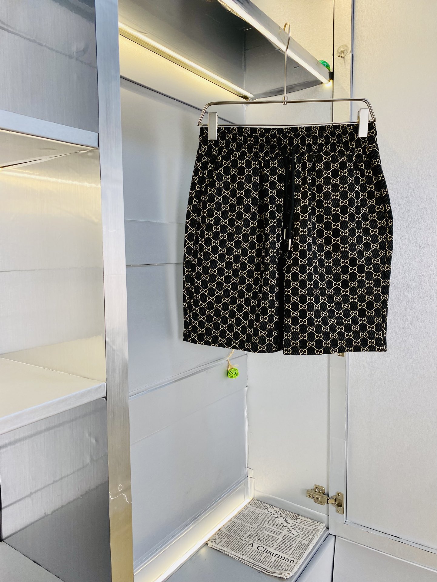 NO:508335,Gospel of Fatty Couple Style, 200 pounds to wear, Gucci, a big recommendation!  The latest summer must-have counter series shorts, beach pants, five-quarter pants, casual pants, high-end customized original hardware. The upper body effect is super positive, the leg lines are fully demonstrated. The imported quick-drying fabric is provided by all customers. The texture is tight and delicate. The upper body is very comfortable and stylish, and it is extremely practical and versatile, which is very worth buying!  Requested recommendations from old customers!  Code count: M-3XL, gucci, shorts, alexander wang19860909情侣款胖子福音 200斤可穿 古奇Gucci 重磅推荐！夏季必备专柜系列最新款短裤沙滩裤五分裤休闲裤高端订制原版五金 上身效果超正,腿部线条完全得到彰显,全客供进口速干面料 纹理 紧致细腻,上身非常舒适有型,而且极为实穿百搭,非常值得入手！老客户必收推荐！ 码数:M-3XL,,gucci,shorts,alexander wang,Men's clothing