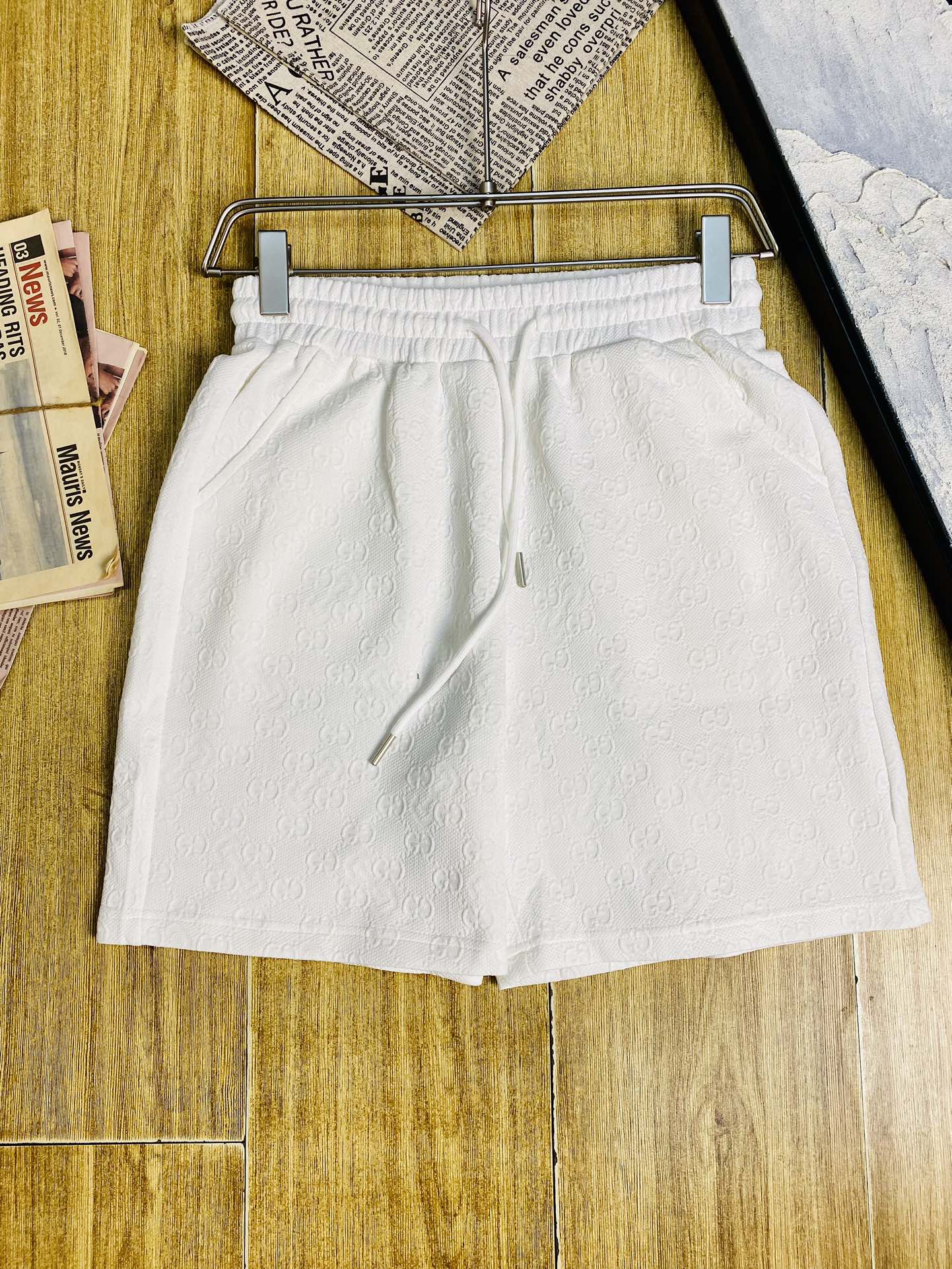 NO:449376,Couple style dark pattern jacquard style!  Gospel of Fatty Gucci is worth 200 pounds to wear Gucci. Big recommendation!  The latest version of the 2025 summer essential counter series shorts, beach pants, five-quarter pants, casual pants, high-end customized original hardware. The upper body effect is super positive, the leg lines are fully demonstrated. The imported quick-drying fabric is provided by all customers. The texture is tight and delicate, the upper body is very comfortable and stylish, and it is extremely practical and versatile, which is very worth buying!  Requested recommendations from old customers!  Code count: M-3XL, gucci, shorts, alexander wang19860909情侣款暗纹提花款式！胖子福音 200斤可穿 古奇Gucci 重磅推荐！2025夏季必备专柜系列最新款短裤沙滩裤五分裤休闲裤高端订制原版五金 上身效果超正,腿部线条完全得到彰显,全客供进口速干面料 纹理 紧致细腻,上身非常舒适有型,而且极为实穿百搭,非常值得入手！老客户必收推荐！ 码数:M-3XL,,gucci,shorts,alexander wang,Men's clothing