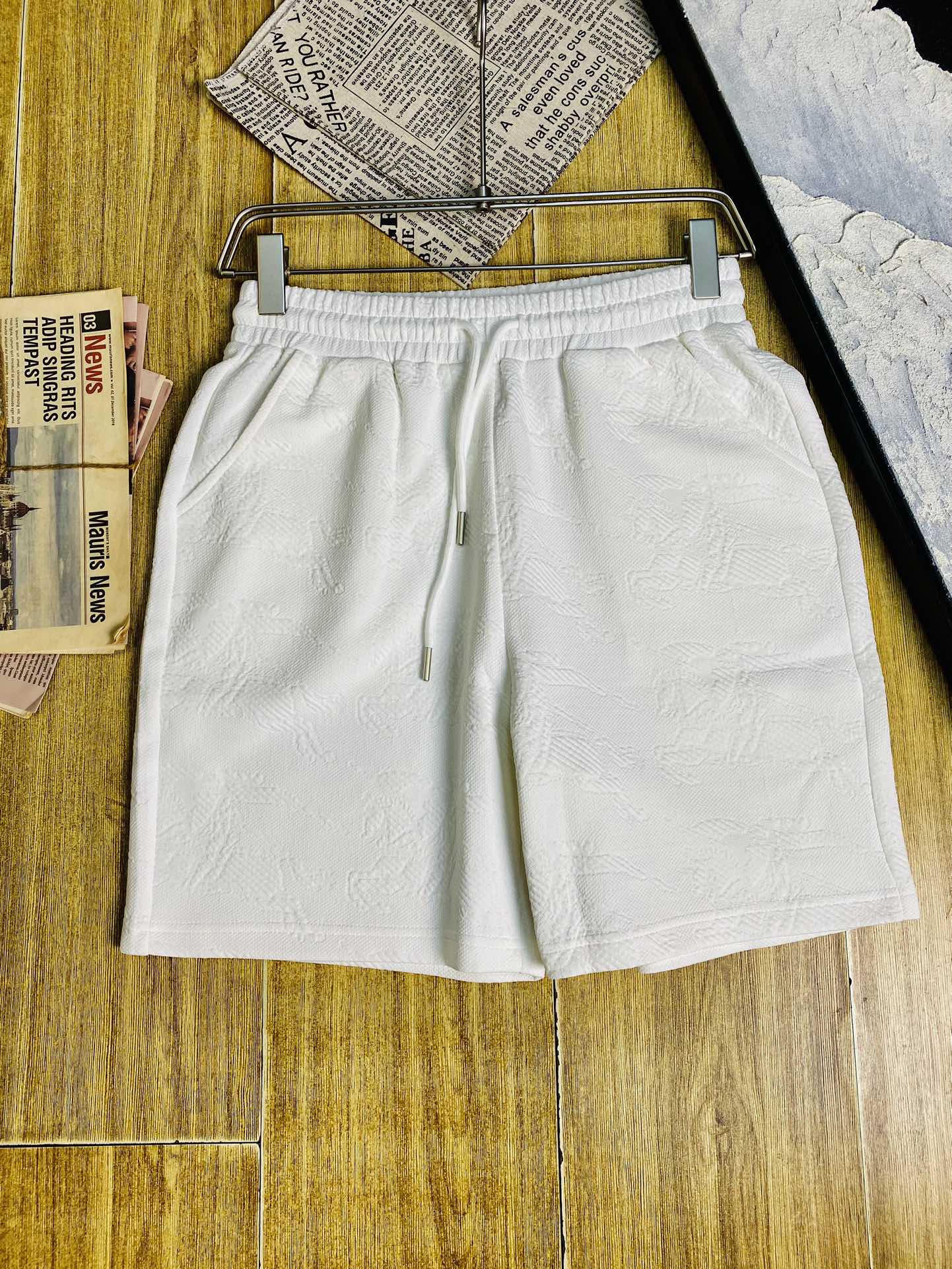 NO:154245,Couple style dark pattern jacquard style!  Fatty Gospel 200 pounds to wear Burberry Burberry's big recommendation!  The latest version of the 2025 summer essential counter series shorts, beach pants, five-quarter pants, casual pants, high-end customized original hardware. The upper body effect is super positive, the leg lines are fully demonstrated. The imported quick-drying fabric is provided by all customers. The texture is tight and delicate, the upper body is very comfortable and stylish, and it is extremely practical and versatile, which is very worth buying!  Requested recommendations from old customers!  Number of codes: M-3XL, burberry, burberry, shorts, alexander wang19860909情侣款暗纹提花款式！胖子福音 200斤可穿 巴宝莉Burberry 重磅推荐！2025夏季必备专柜系列最新款短裤沙滩裤五分裤休闲裤高端订制原版五金 上身效果超正,腿部线条完全得到彰显,全客供进口速干面料 纹理 紧致细腻,上身非常舒适有型,而且极为实穿百搭,非常值得入手！老客户必收推荐！ 码数:M-3XL,,burberry,burberry,shorts,alexander wang,Men's clothing