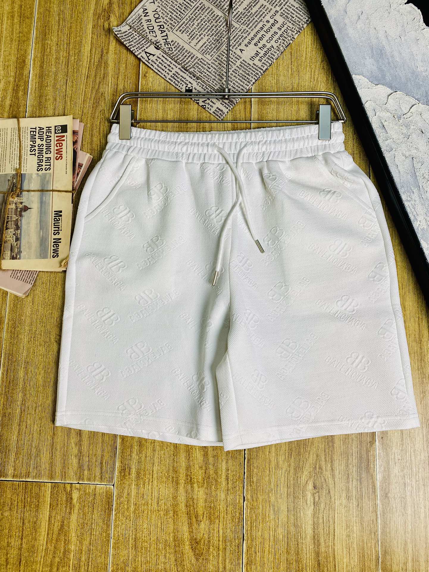 NO:513232,Couple style dark pattern jacquard style!  Fatty Gospel 200 pounds to wear Balenciaga Balenciaga Recommended!  The latest version of the 2025 summer essential counter series shorts, beach pants, five-quarter pants, casual pants, high-end customized original hardware. The upper body effect is super positive, the leg lines are fully demonstrated. The imported quick-drying fabric is provided by all customers. The texture is tight and delicate, the upper body is very comfortable and stylish, and it is extremely practical and versatile, which is very worth buying!  Requested recommendations from old customers!  Number of codes: M-3XL, balenciaga, balenciaga, shorts, alexander wang19860909情侣款暗纹提花款式！胖子福音 200斤可穿 巴黎世家Balenciaga 重磅推荐！2025夏季必备专柜系列最新款短裤沙滩裤五分裤休闲裤高端订制原版五金 上身效果超正,腿部线条完全得到彰显,全客供进口速干面料 纹理 紧致细腻,上身非常舒适有型,而且极为实穿百搭,非常值得入手！老客户必收推荐！ 码数:M-3XL,,balenciaga,balenciaga,shorts,alexander wang,Men's clothing