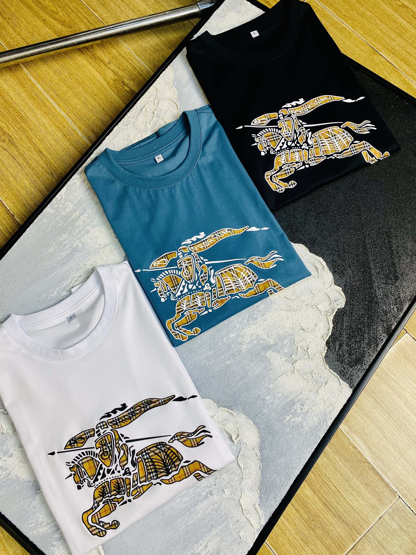 NO:154180,The same style on the official website can wear 205 catties. Burberry Burberry original single quality. The latest short-sleeved style of 2025. Selected counter customized top-grade double mercerized cotton imported fabric. All details are perfectly 100% replicated. Original hardware. High-end customized auxiliary materials. Original original mark. The upper body effect is excellent. Number of codes: M-4XL,,burberry,burberry,T-shirt,alexander wang.19860909官网同款可穿205斤 巴宝莉Burberry 原单品质 2025最新款短袖 精选专柜订制顶级双丝光棉进口面料 所有细节做工完美1比1复刻 还原正品百分百 原版五金 高端订制辅料 原厂原标 上身效果超赞 码数 M-4XL,,burberry,burberry,T-shirt,alexander wang,Men's clothing