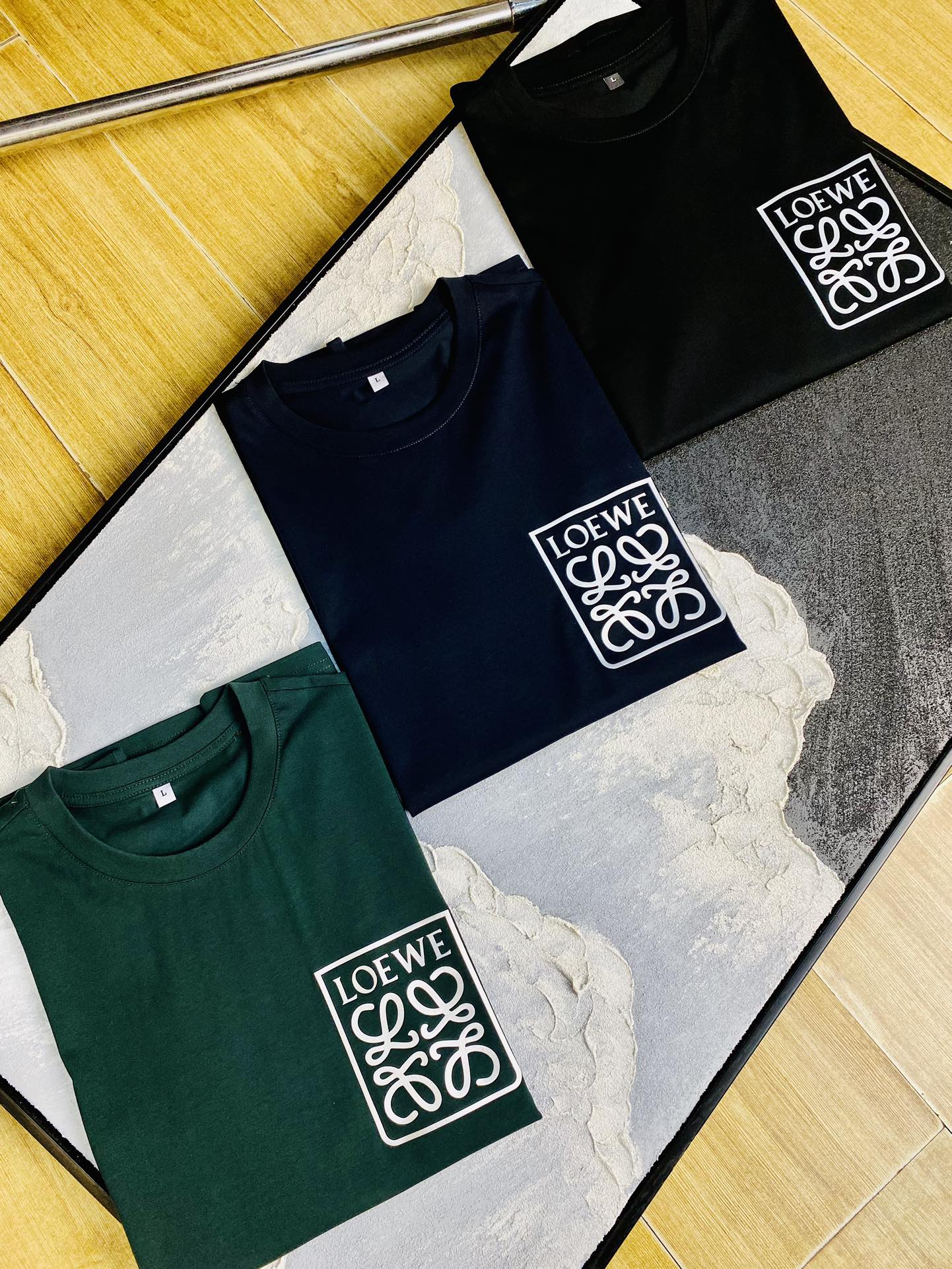 NO:508286,The same style on the official website can wear 205 catties. Loewe original single quality. The latest short-sleeved style. Selected counter customized top-grade double mercerized cotton imported fabric. All details are perfectly 100% replicated. Original hardware. High-end customized auxiliary materials. Original original mark. The upper body effect is excellent. Number of codes. M-4XL,,loewe,loewe,T-shirt,alexander wang.19860909官网同款可穿205斤 罗意威Loewe 原单品质 最新款短袖 精选专柜订制顶级双丝光棉进口面料 所有细节做工完美1比1复刻 还原正品百分百 原版五金 高端订制辅料 原厂原标 上身效果超赞 码数 M-4XL,,loewe,loewe,T-shirt,alexander wang,Men's clothing