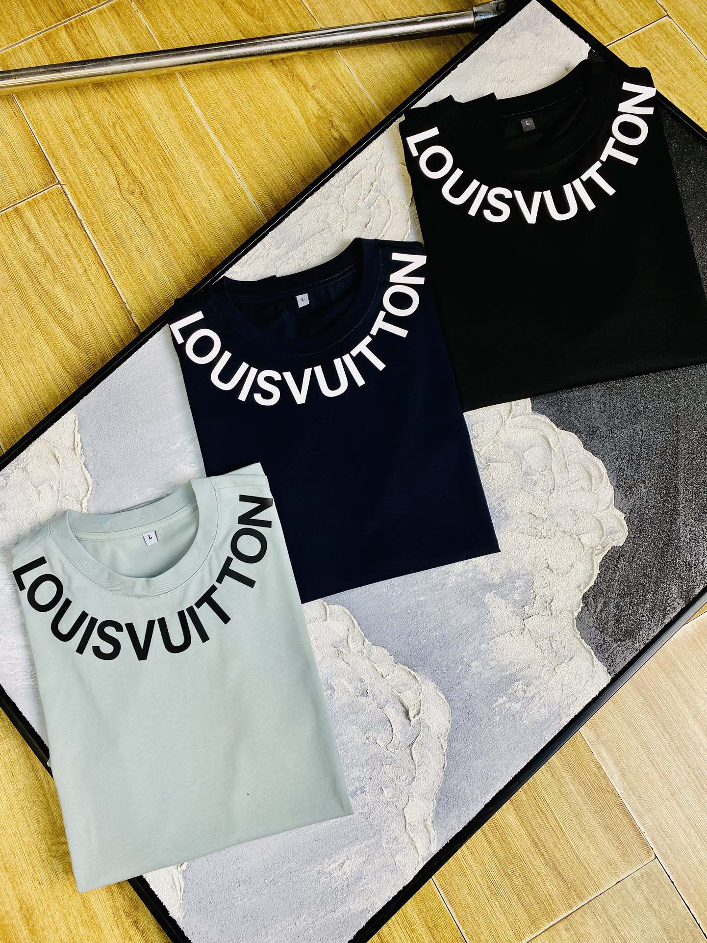 NO:420807,The same style on the official website can wear 205 catties Louis Vuitton Lv Original single quality Latest short sleeves Selected counter custom-made top double mercerized cotton imported fabrics All details are perfectly 1 to 1 replicate, restore the authentic 100% original hardware High-end custom auxiliary materials Original factory original standard The upper body effect is excellent Number of codes M-4XL,,louis vuitton,louis vuitton,T-shirt,alexander wang19860909官网同款可穿205斤 路易威登Lv 原单品质 最新款短袖 精选专柜订制顶级双丝光棉进口面料 所有细节做工完美1比1复刻 还原正品百分百 原版五金 高端订制辅料 原厂原标 上身效果超赞 码数 M-4XL,,louis vuitton,louis vuitton,T-shirt,alexander wang,Men's clothing